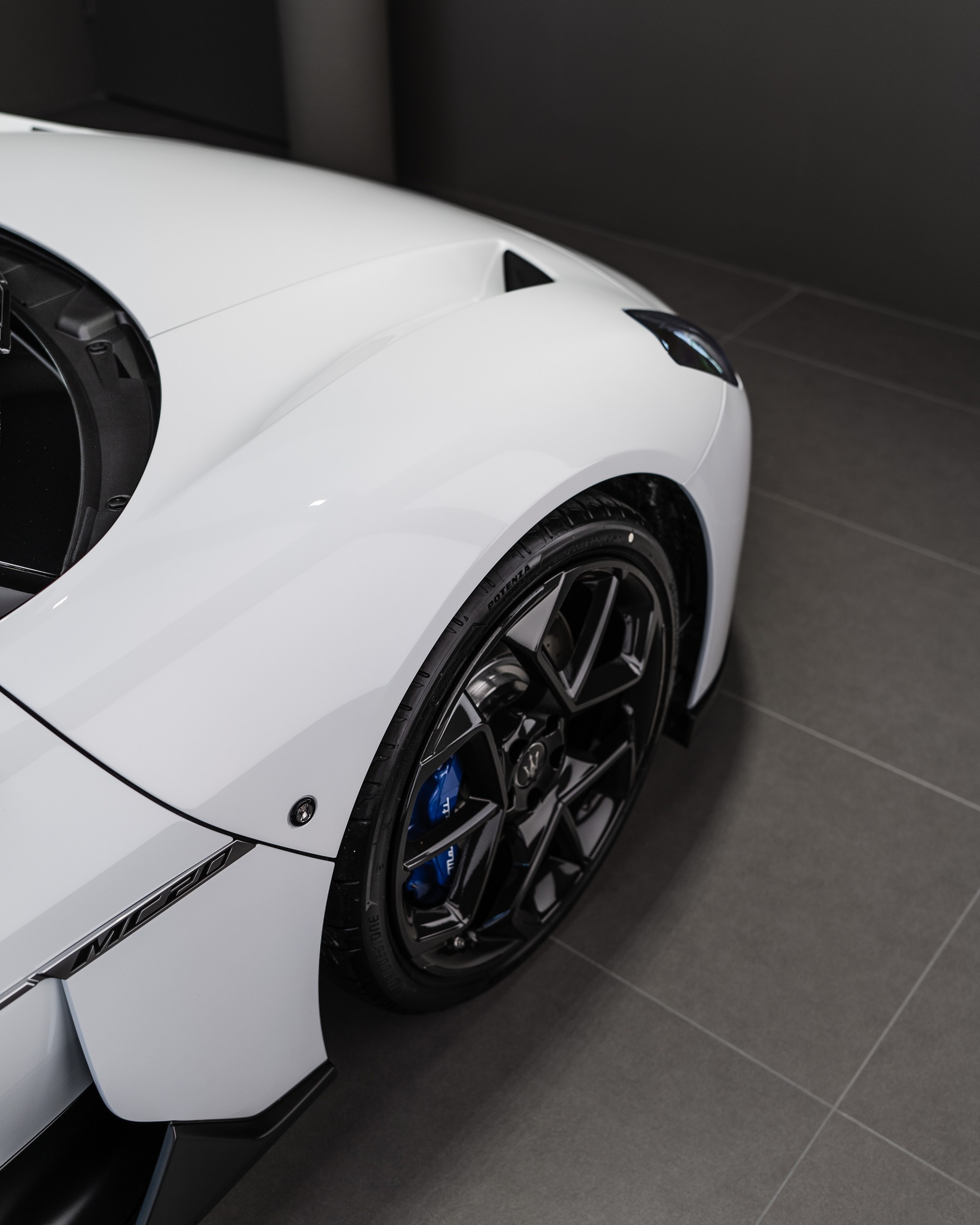 MASERATI MC20 - Bianco Pastello - FUORISERIE-image-4