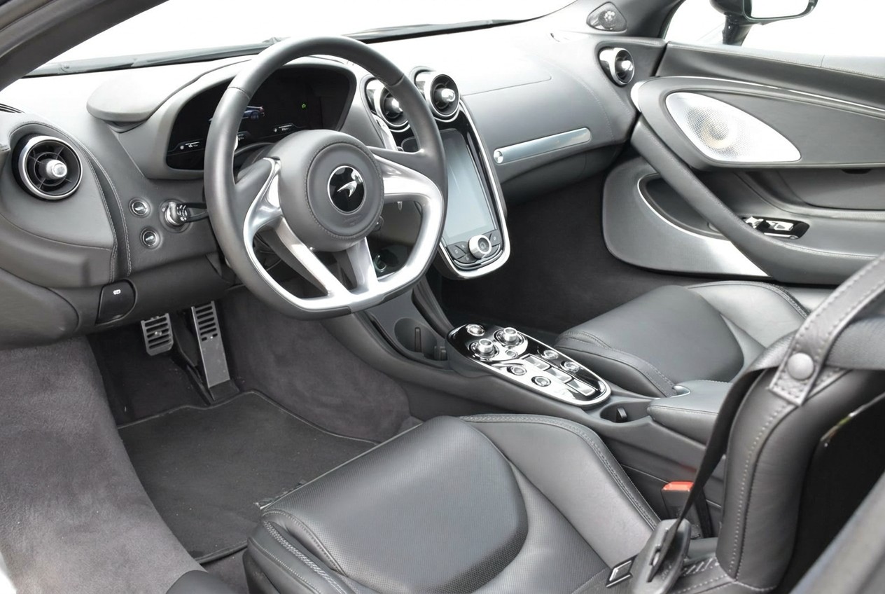 McLAREN GT-image-8
