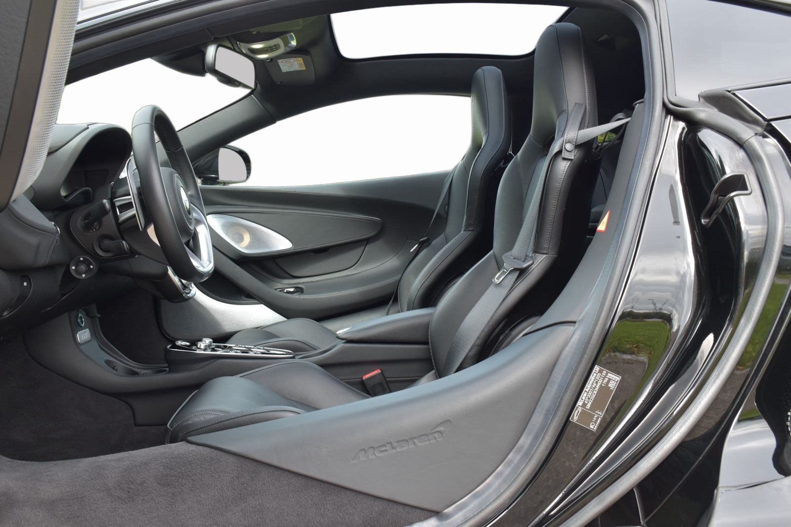 McLAREN GT-image-16
