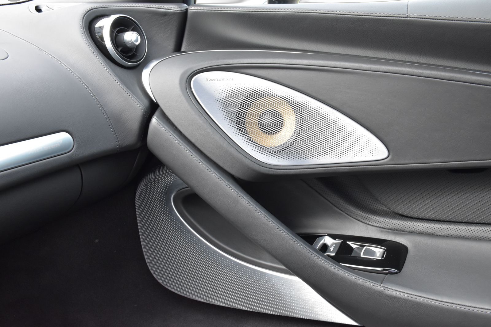 McLAREN GT-image-24