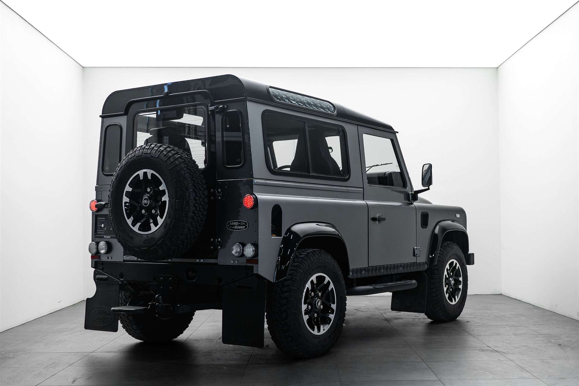LAND ROVER Defender 90 2.2 TD4 Adventure Edition-image-2
