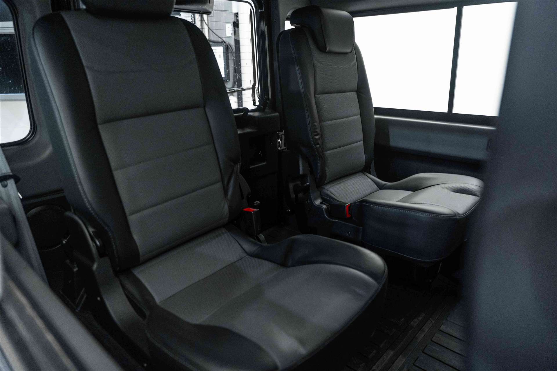 LAND ROVER Defender 90 2.2 TD4 Adventure Edition-image-9