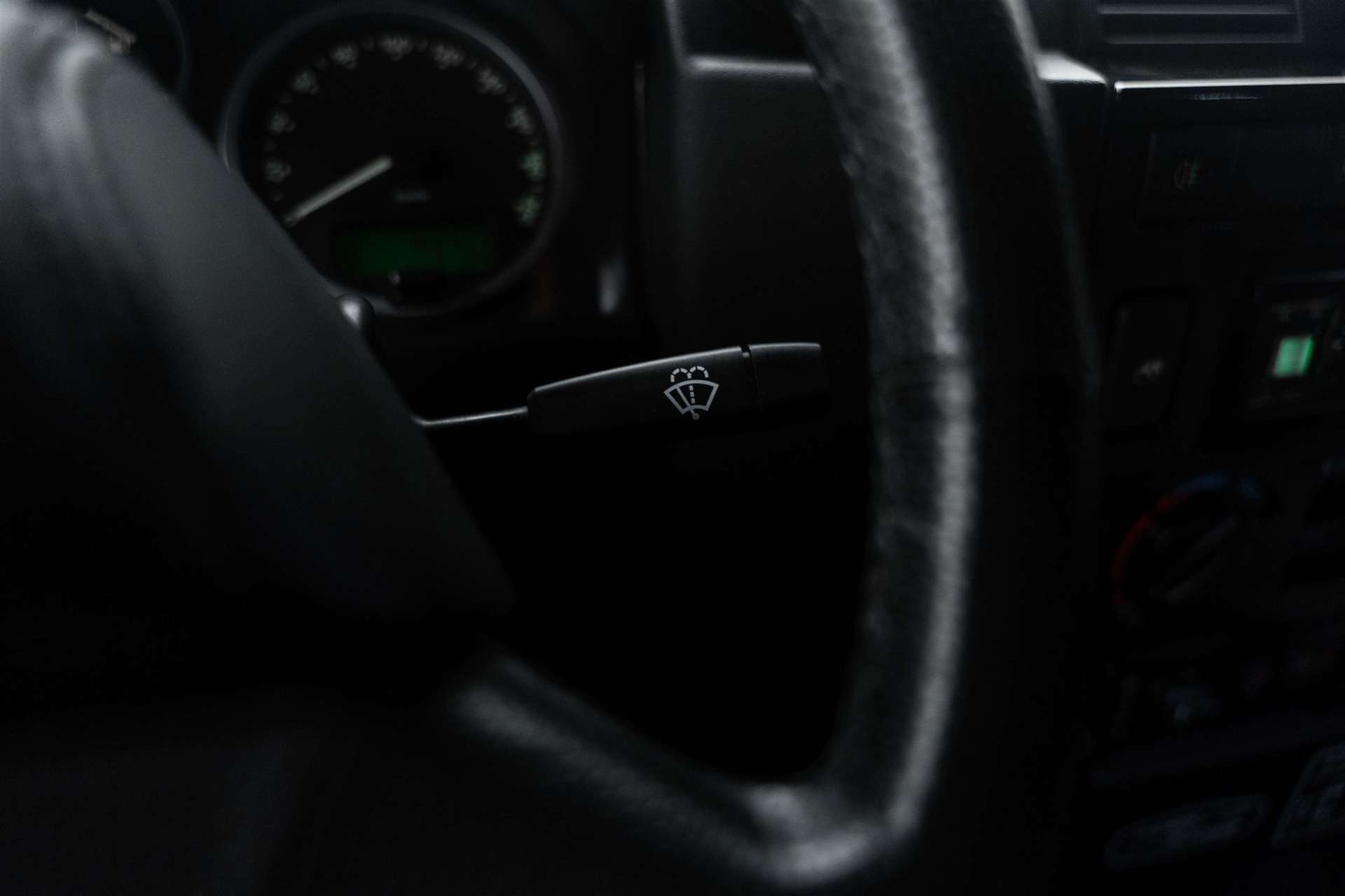 LAND ROVER Defender 90 2.2 TD4 Adventure Edition-image-13