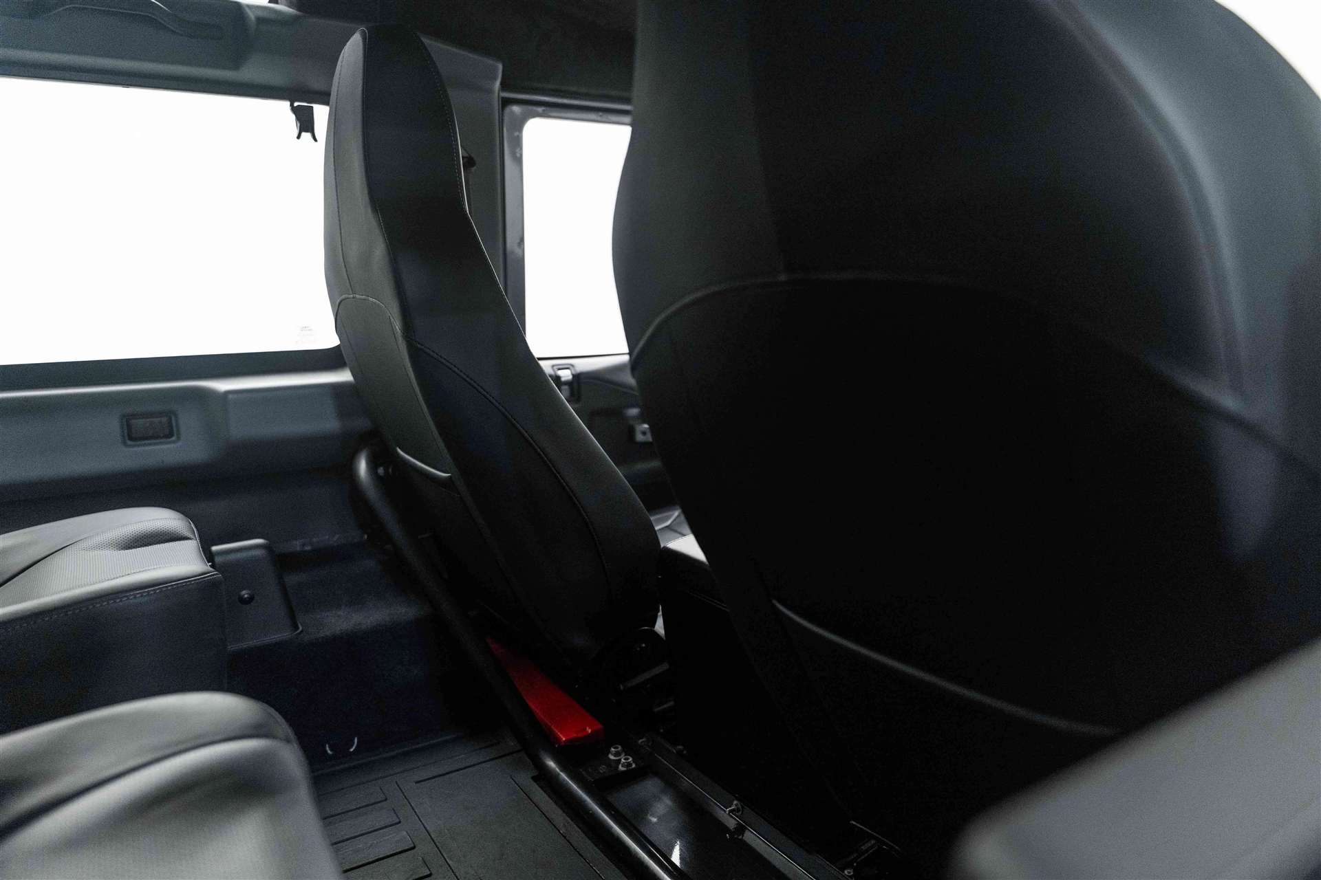 LAND ROVER Defender 90 2.2 TD4 Adventure Edition-image-8
