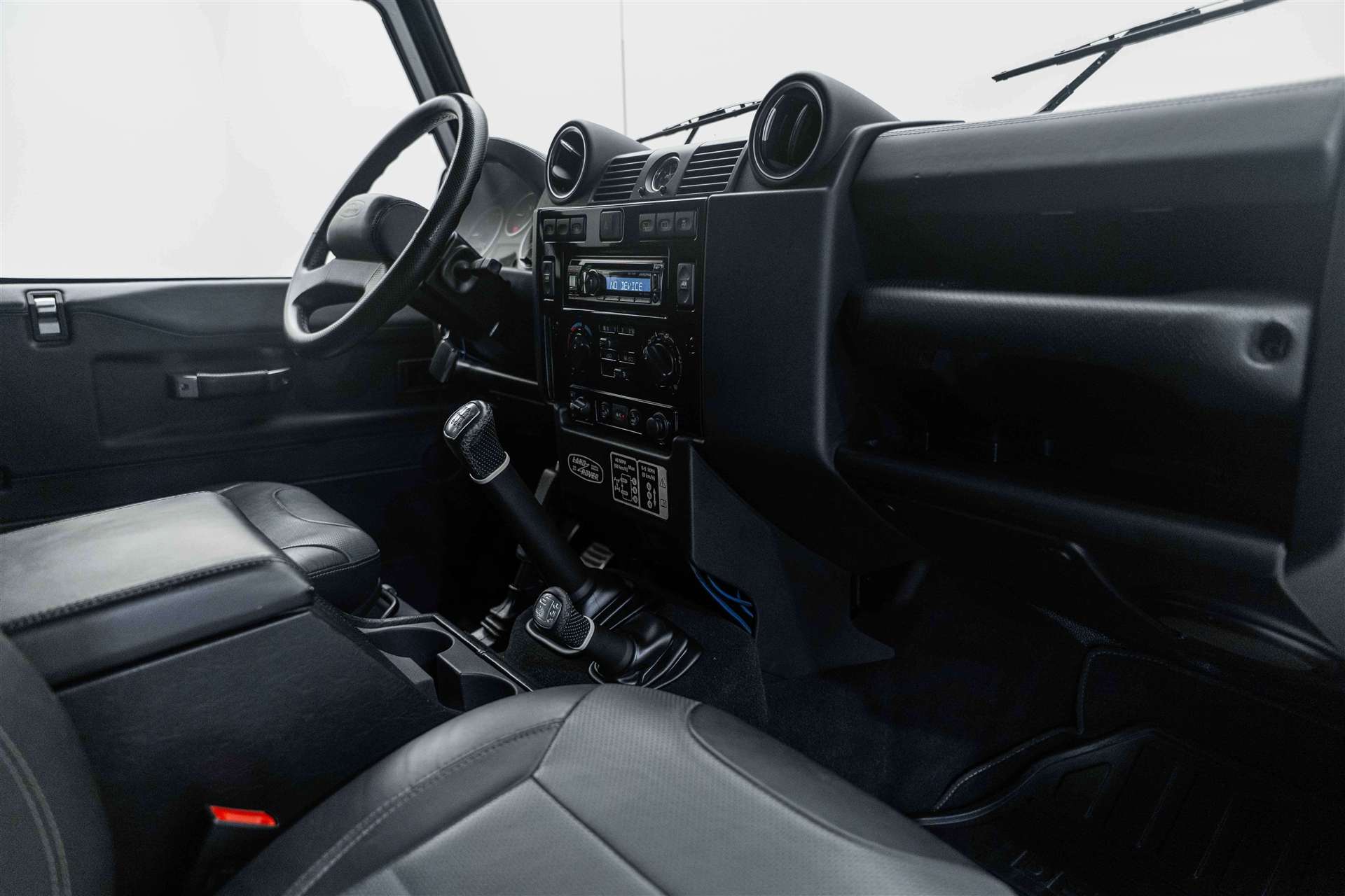 LAND ROVER Defender 90 2.2 TD4 Adventure Edition-image-10