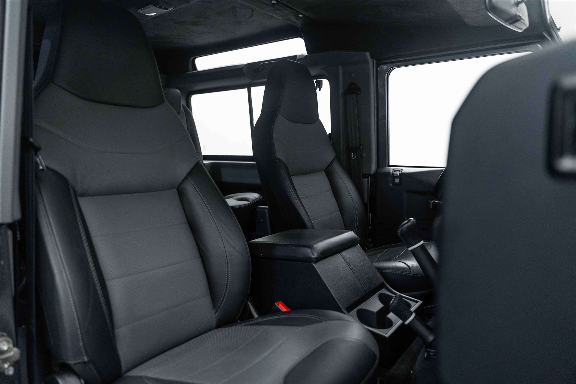 LAND ROVER Defender 90 2.2 TD4 Adventure Edition-image-11