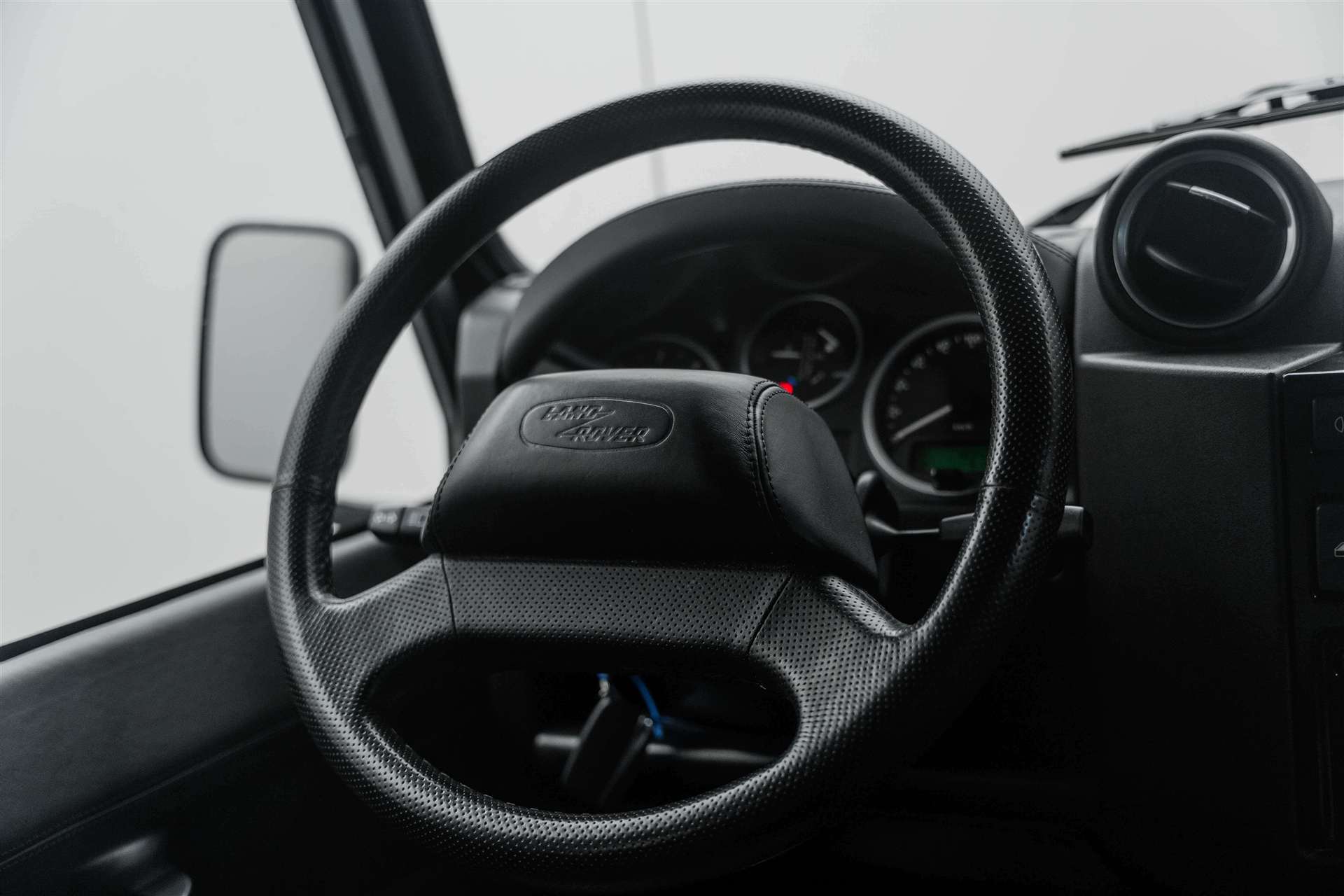 LAND ROVER Defender 90 2.2 TD4 Adventure Edition-image-7