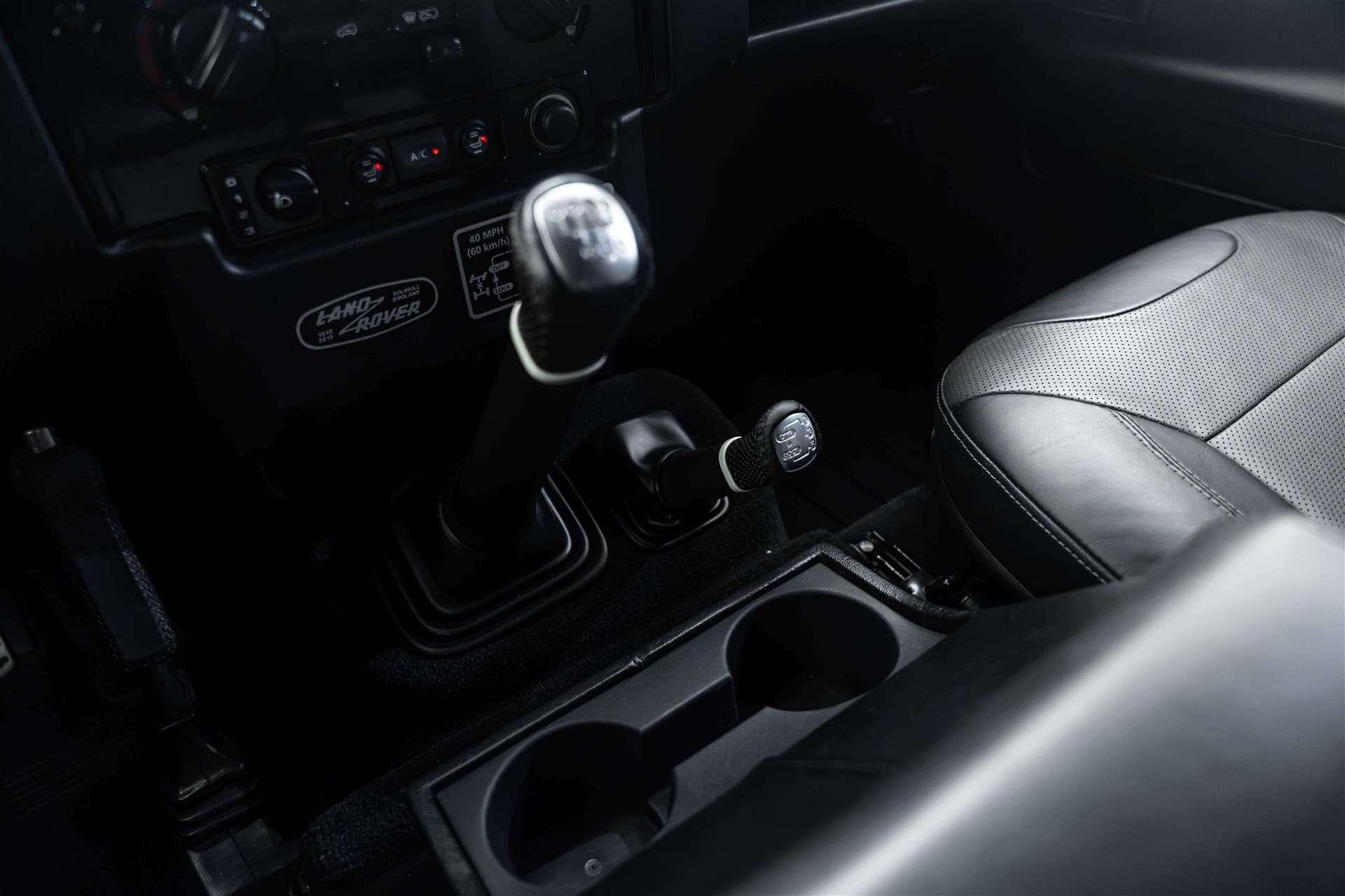 LAND ROVER Defender 90 2.2 TD4 Adventure Edition-image-16