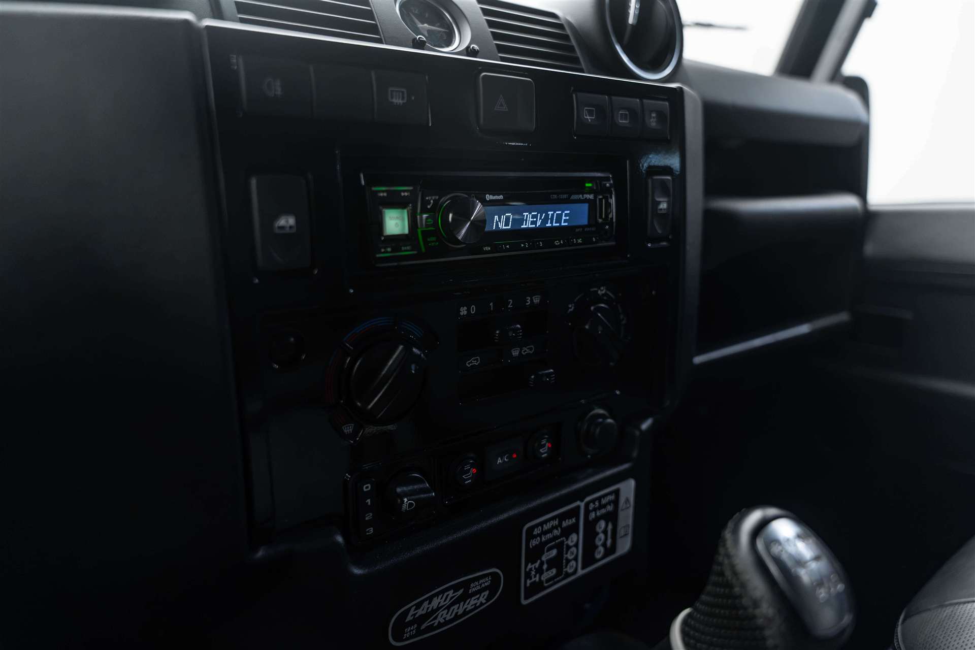 LAND ROVER Defender 90 2.2 TD4 Adventure Edition-image-15