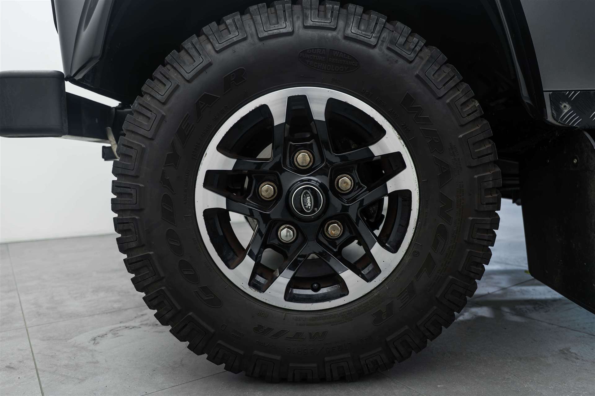 LAND ROVER Defender 90 2.2 TD4 Adventure Edition-image-4