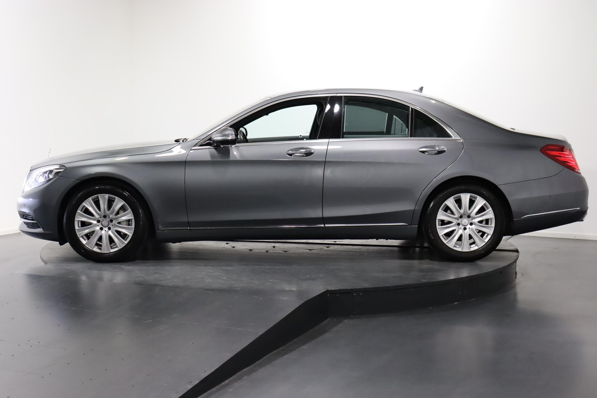 MERCEDES-BENZ S 400 4matic-showroom-element-1