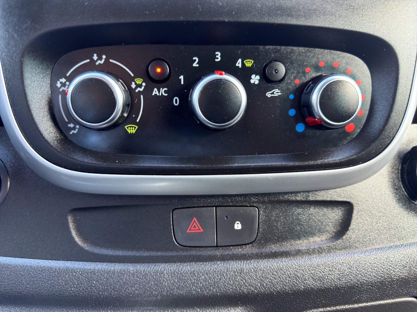 NISSAN NV300 dCi 170 2.9 L2H1 Premium 9Pl. DCT-image-22