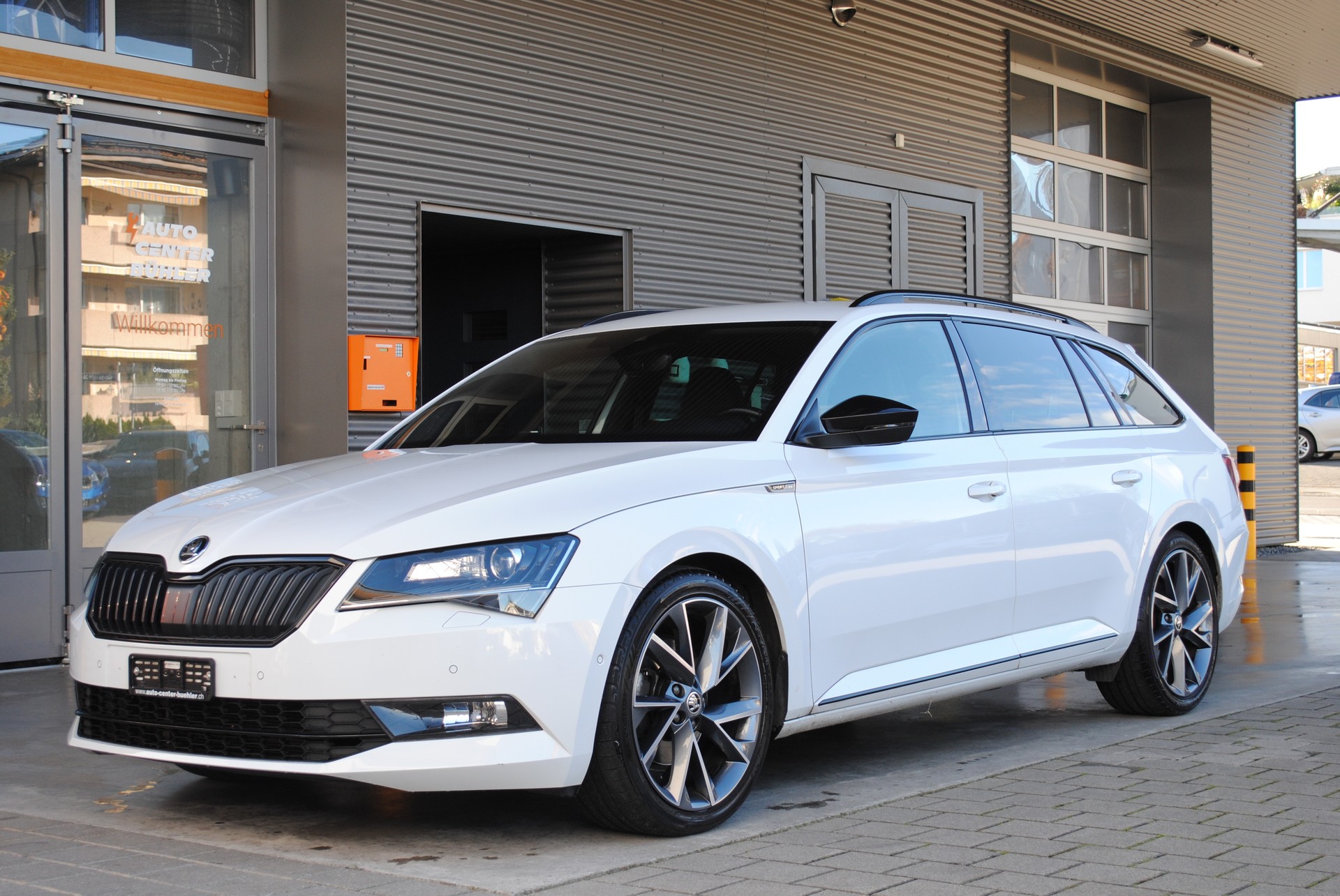 SKODA Superb Combi 2.0 TDi SportLine+ 4x4 DSG-image-2