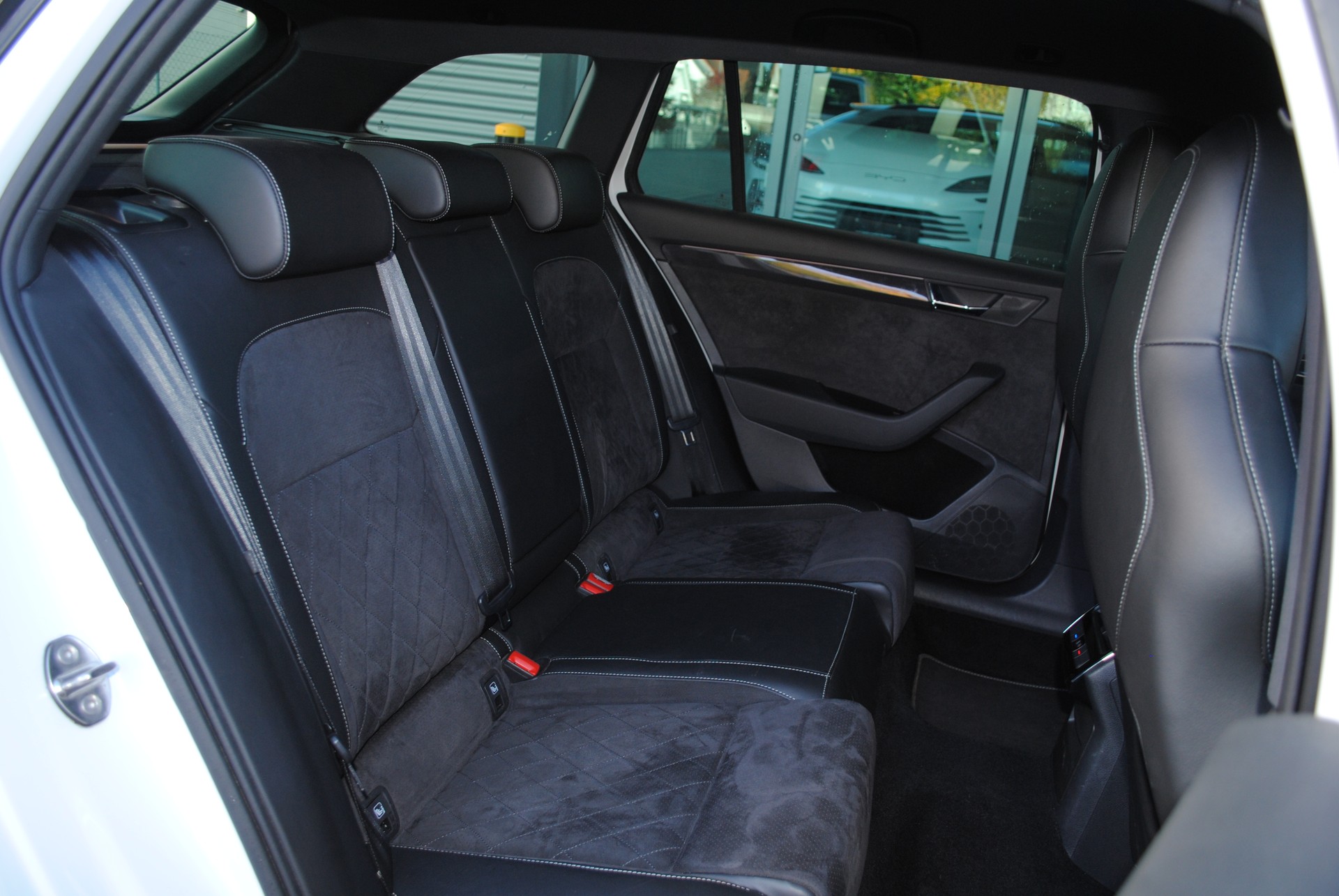 SKODA Superb Combi 2.0 TDi SportLine+ 4x4 DSG-image-15