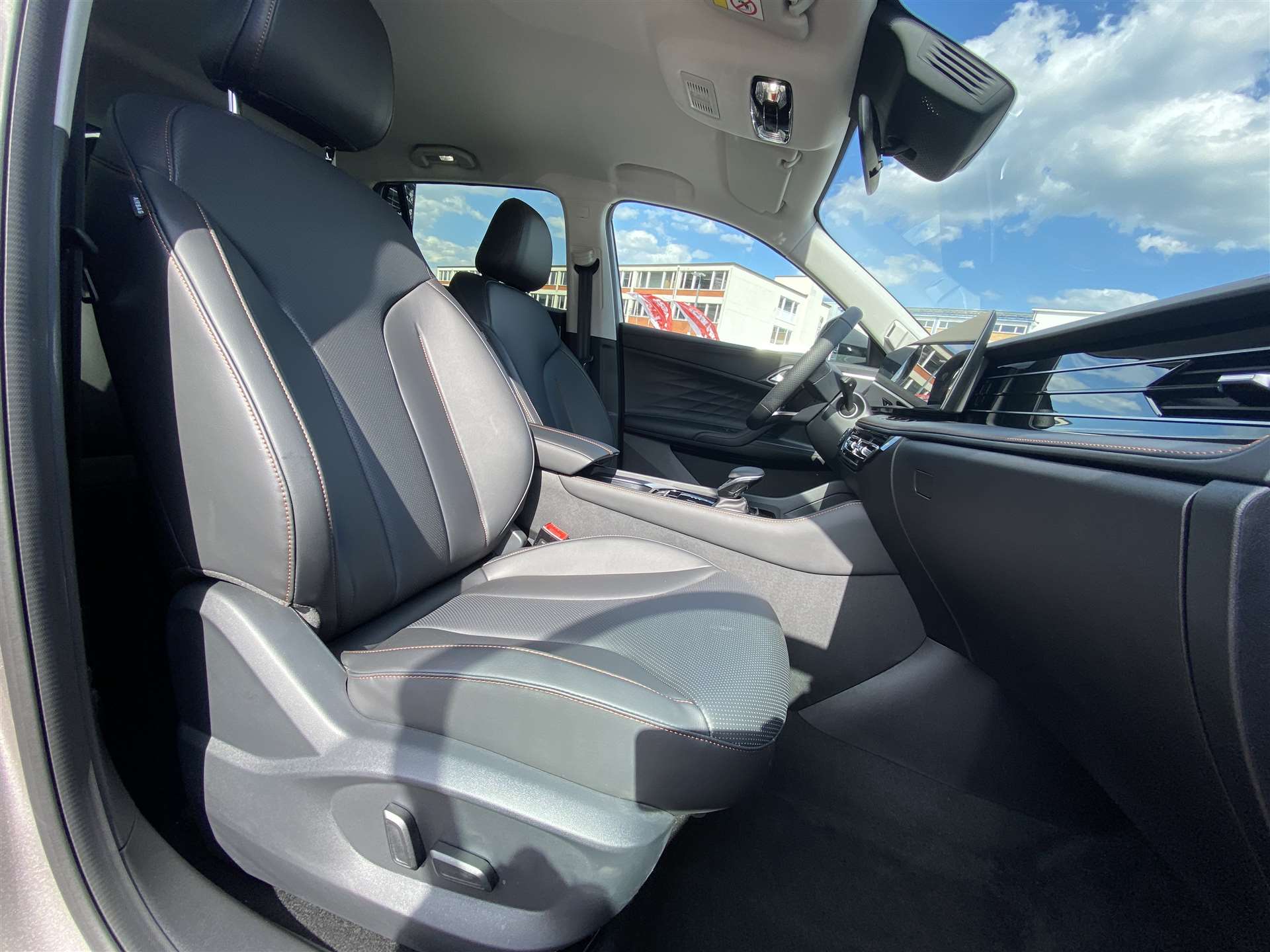 MG HS 1.5 T Hybrid+ Luxury 224PS Automat-image-2