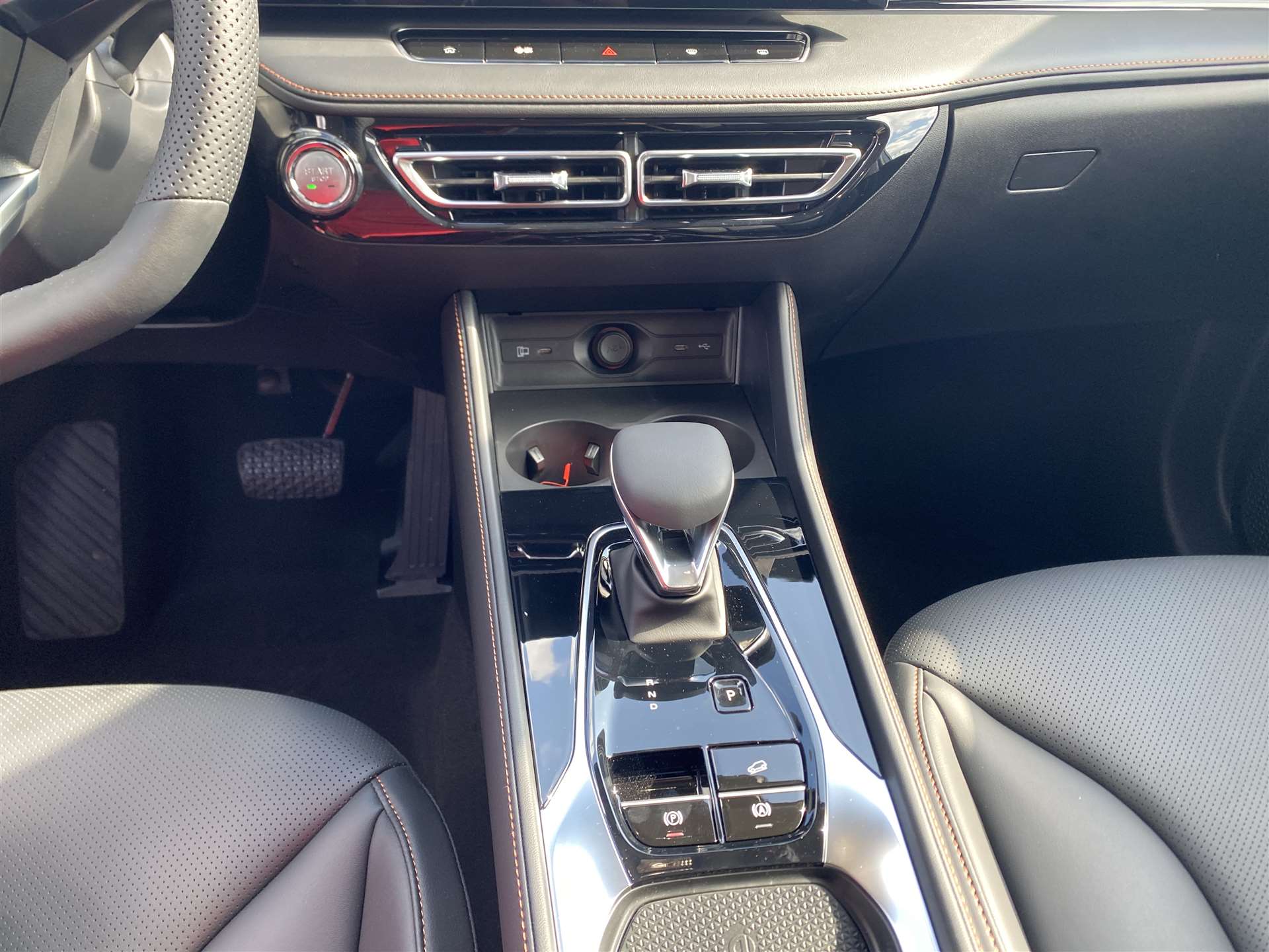 MG HS 1.5 T Hybrid+ Luxury 224PS Automat-image-6