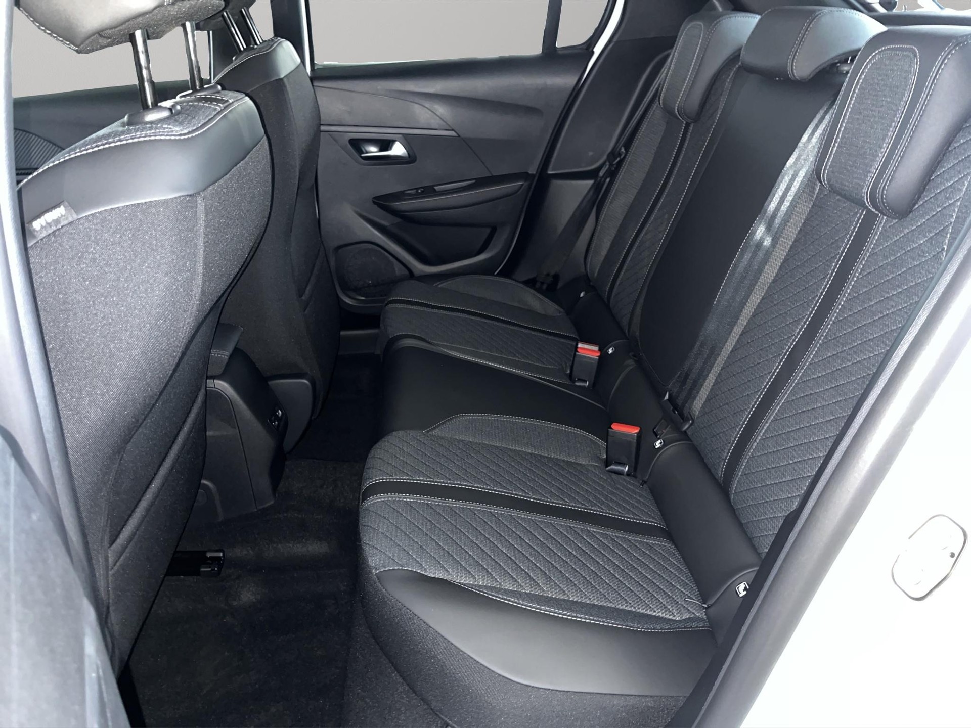 PEUGEOT 208 1.2 Hybrid Style-image-8