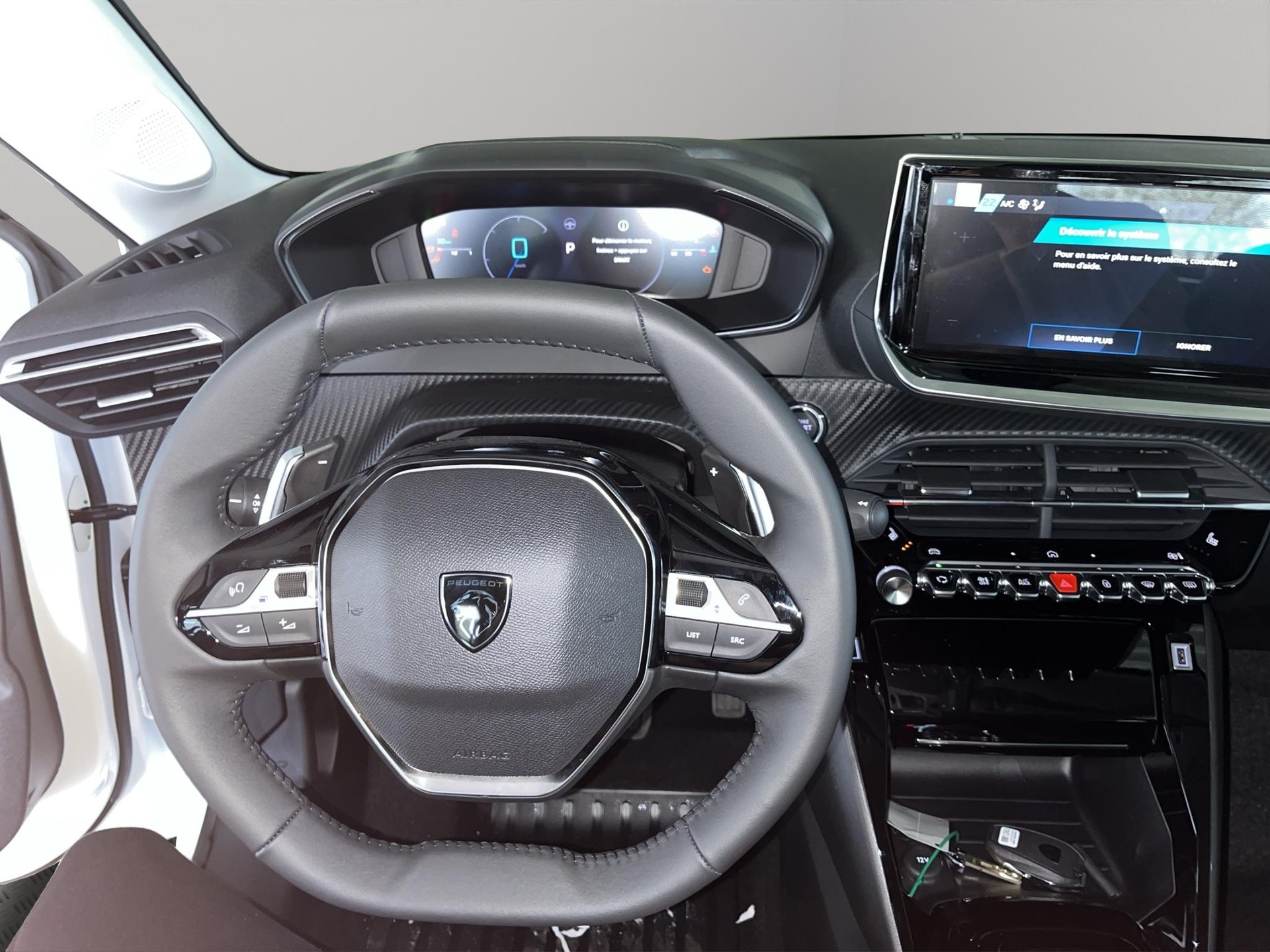 PEUGEOT 208 1.2 Hybrid Style-image-9