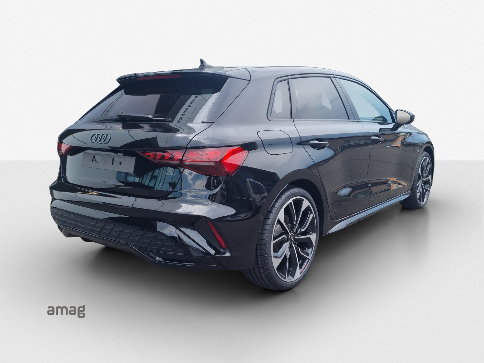 AUDI A3 Sportback TFSI 110 kW S line Attraction S tronic-image-4