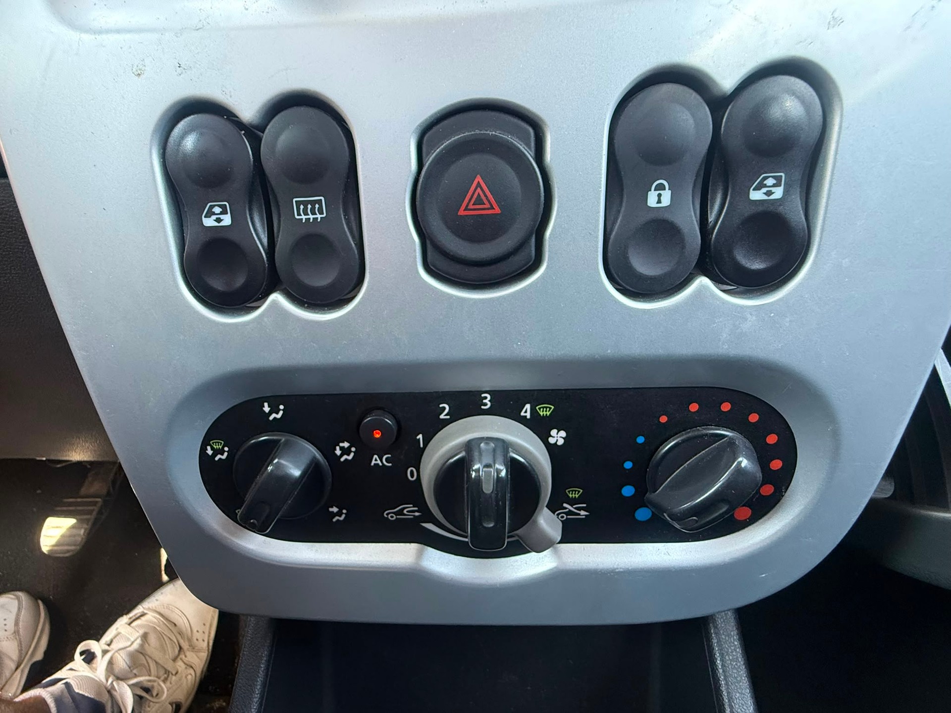 DACIA Logan 1.6 16V Lauréate-image-8