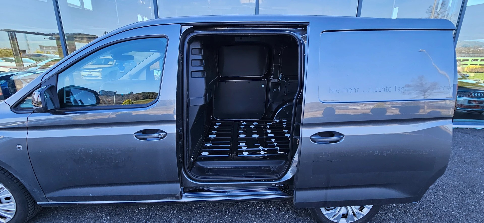 VW Caddy Cargo 2.0TDI Maxi 4Motion-image-14