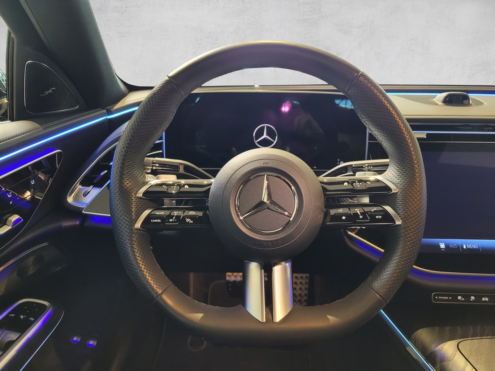 MERCEDES-BENZ E 400 e 4Matic 9G-Tronic-image-12