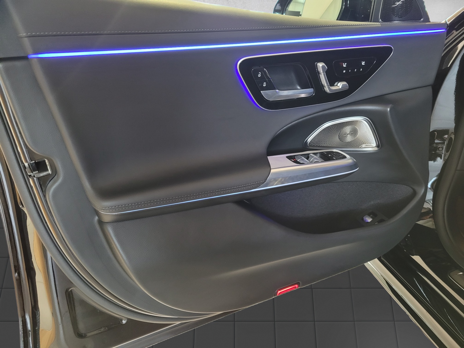 MERCEDES-BENZ E 400 e 4Matic 9G-Tronic-image-8