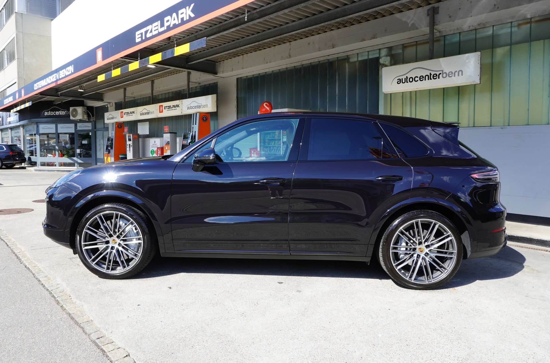 PORSCHE Cayenne Turbo-image-2