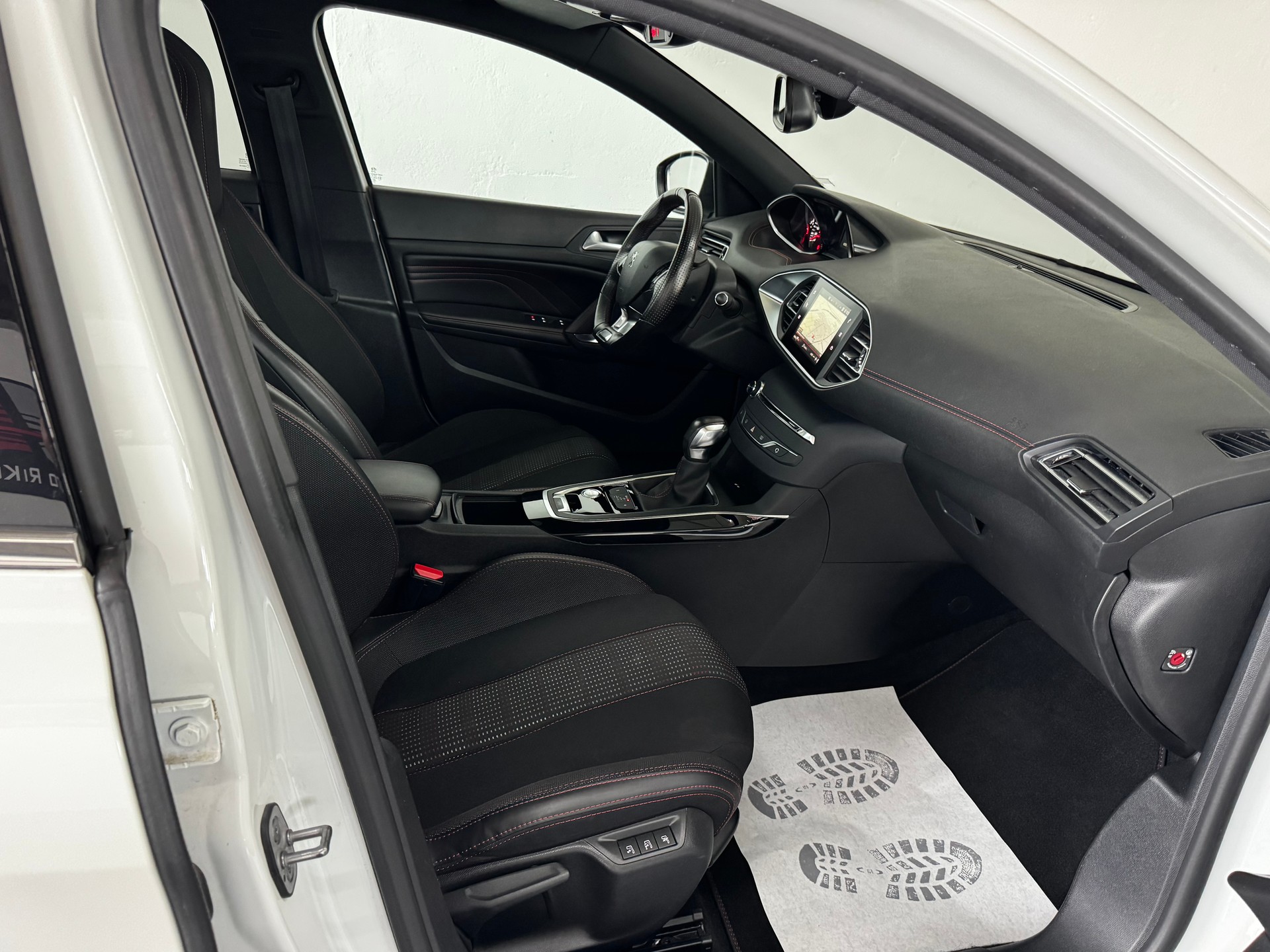 PEUGEOT 308 1.2 Pure Tech GT Line EAT6-image-24