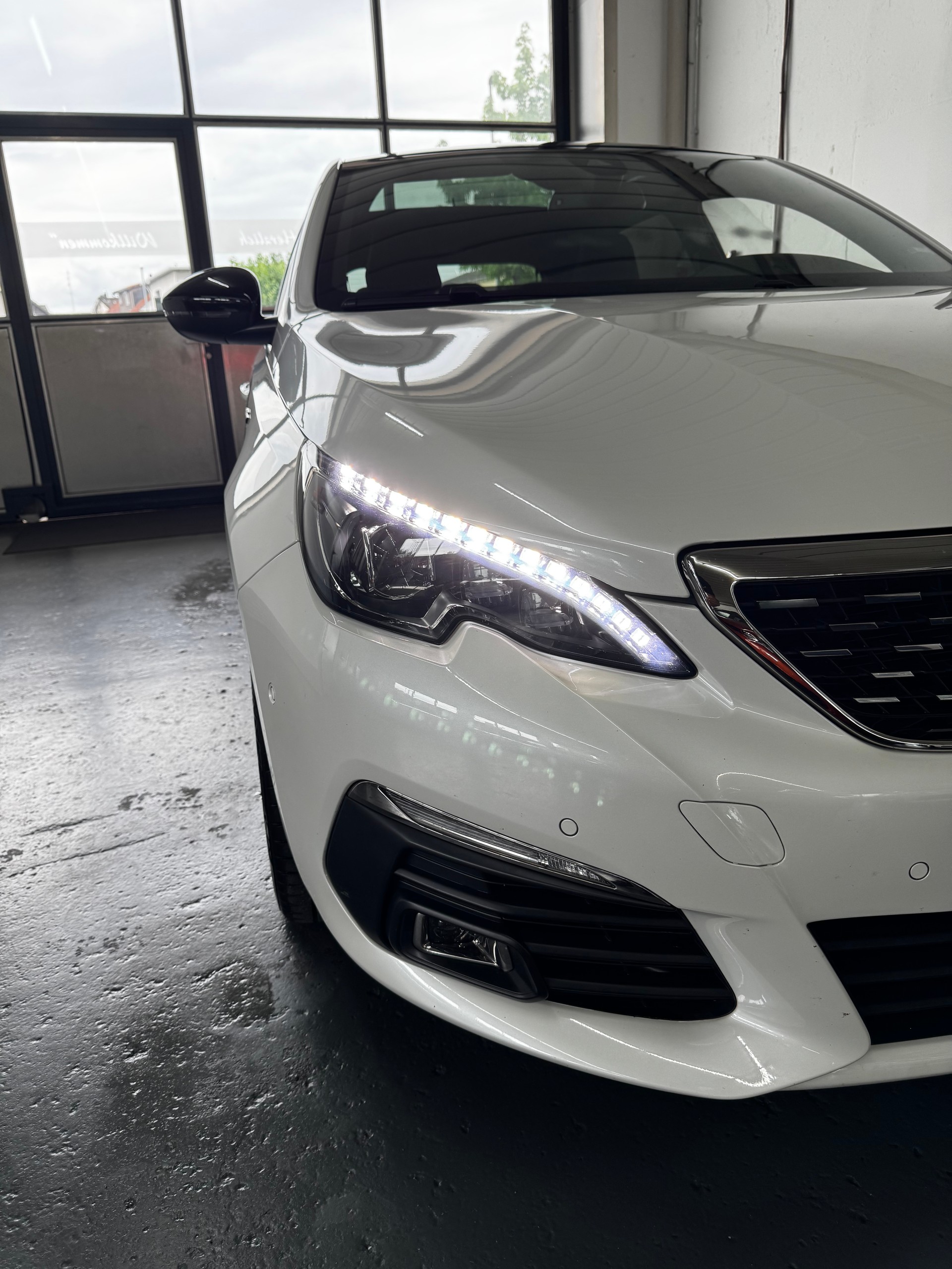 PEUGEOT 308 1.2 Pure Tech GT Line EAT6-image-2