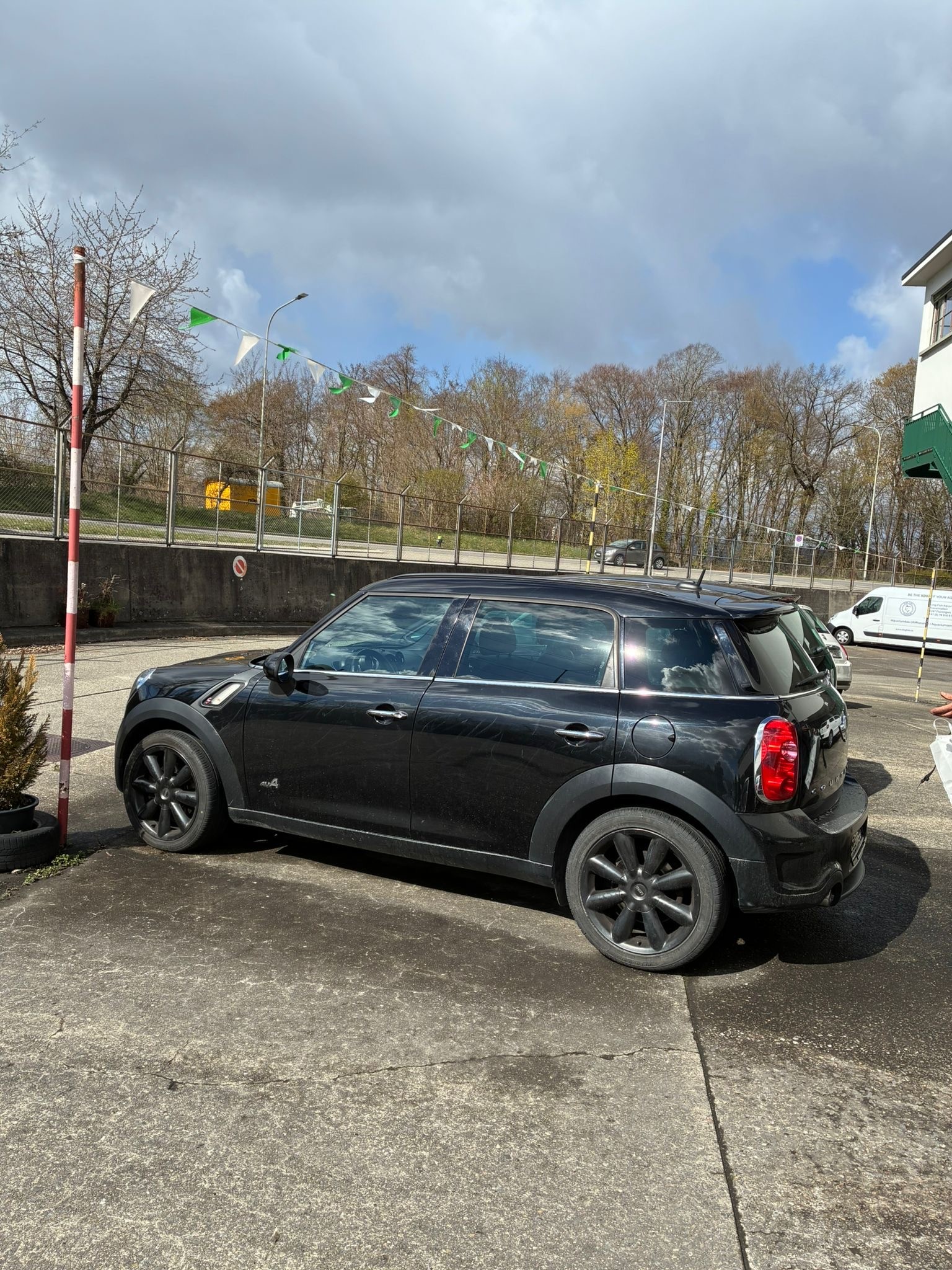 MINI 1.6i Cooper S ALL4-image-1