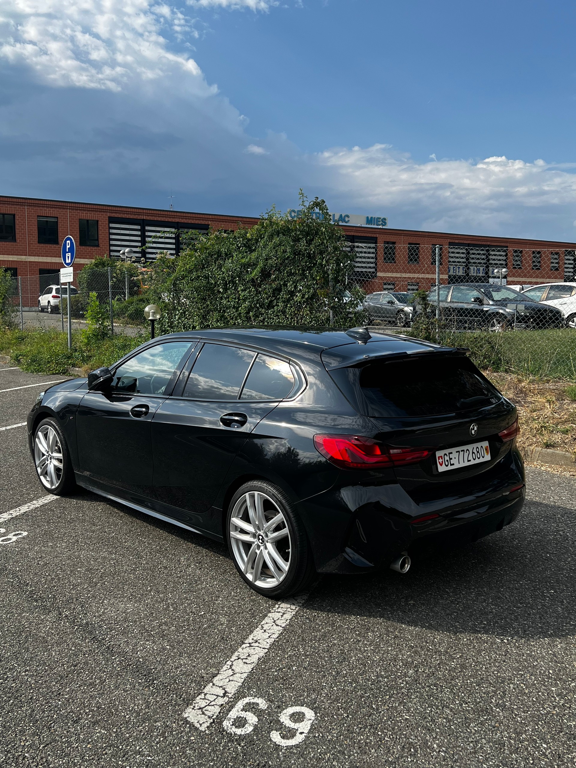 BMW 118i-image-2