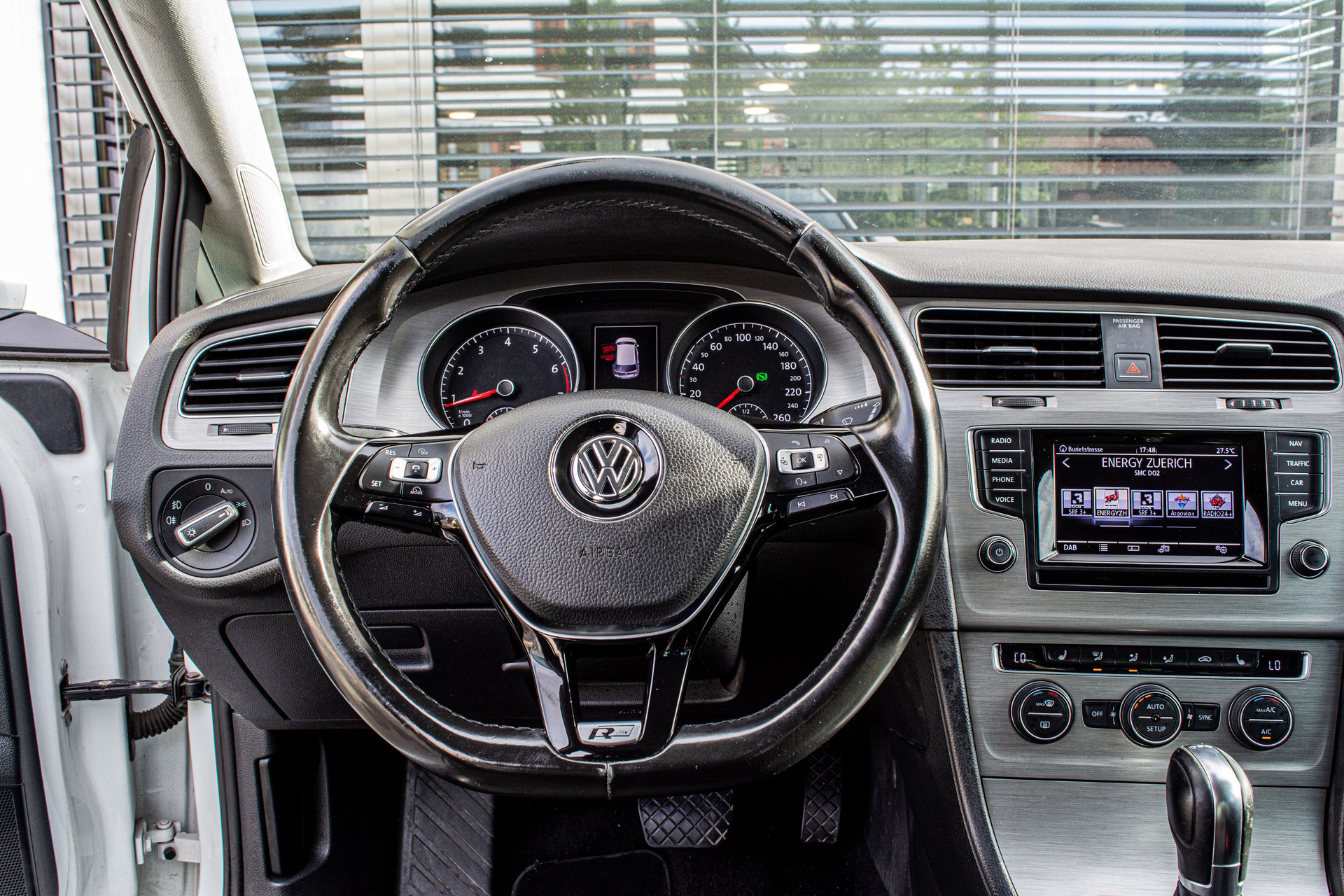 VW Golf 1.4 TSI R-Line Design DSG-image-17