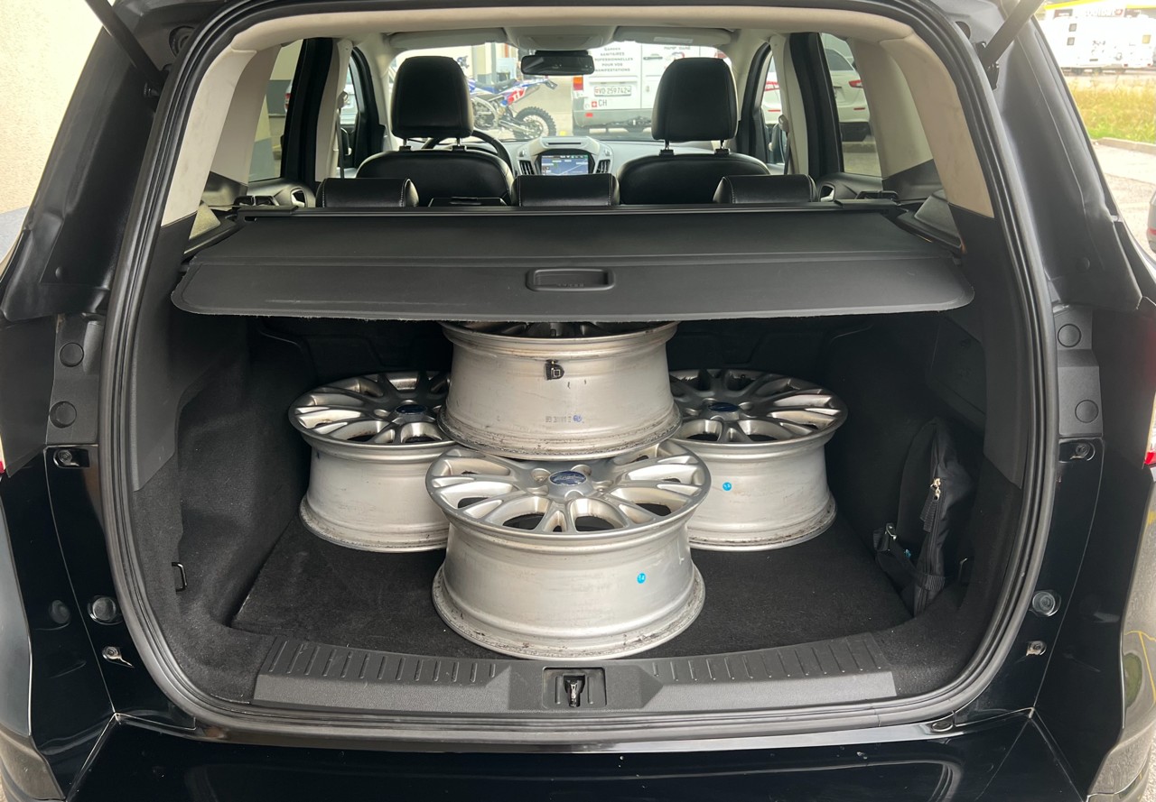 FORD Kuga 2.0 TDCi Sync Edition 4WD PowerShift-image-15