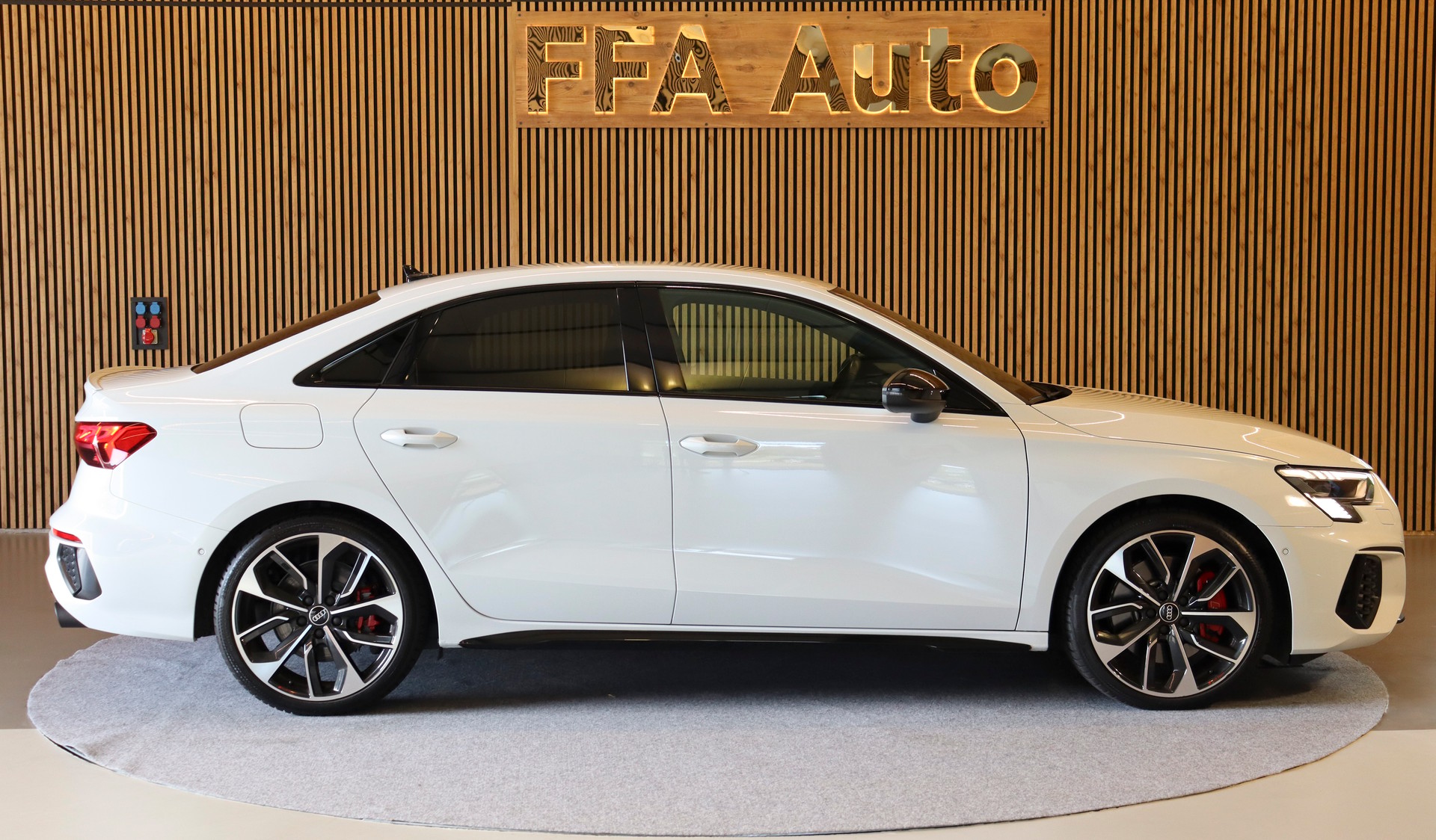 AUDI S3 Limousine 2.0 TFSI quattro S-Tronic-image-4