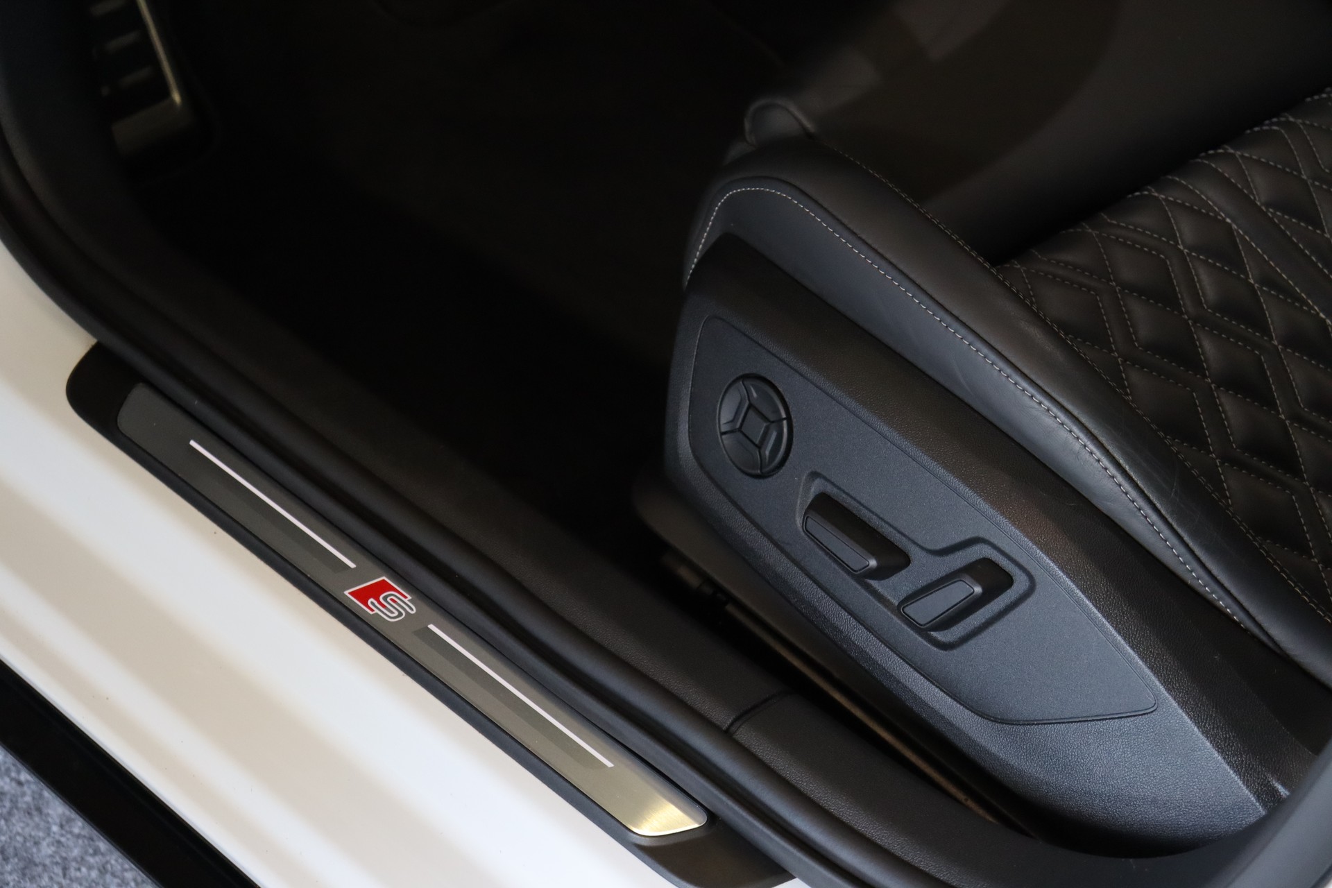 AUDI S3 Limousine 2.0 TFSI quattro S-Tronic-image-12
