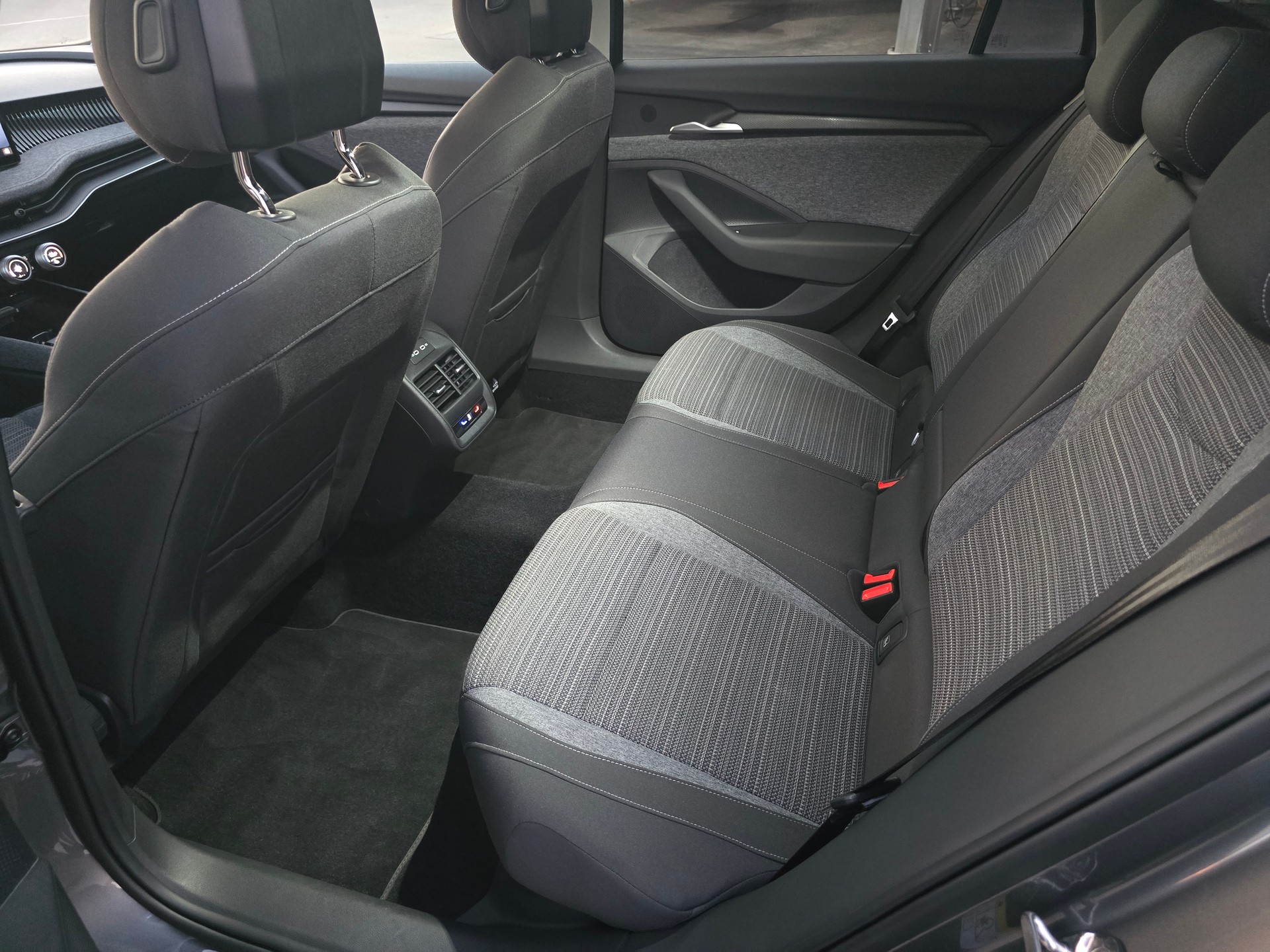 SKODA Superb Combi 2.0 TDi Selection 4x4 DSG-image-8