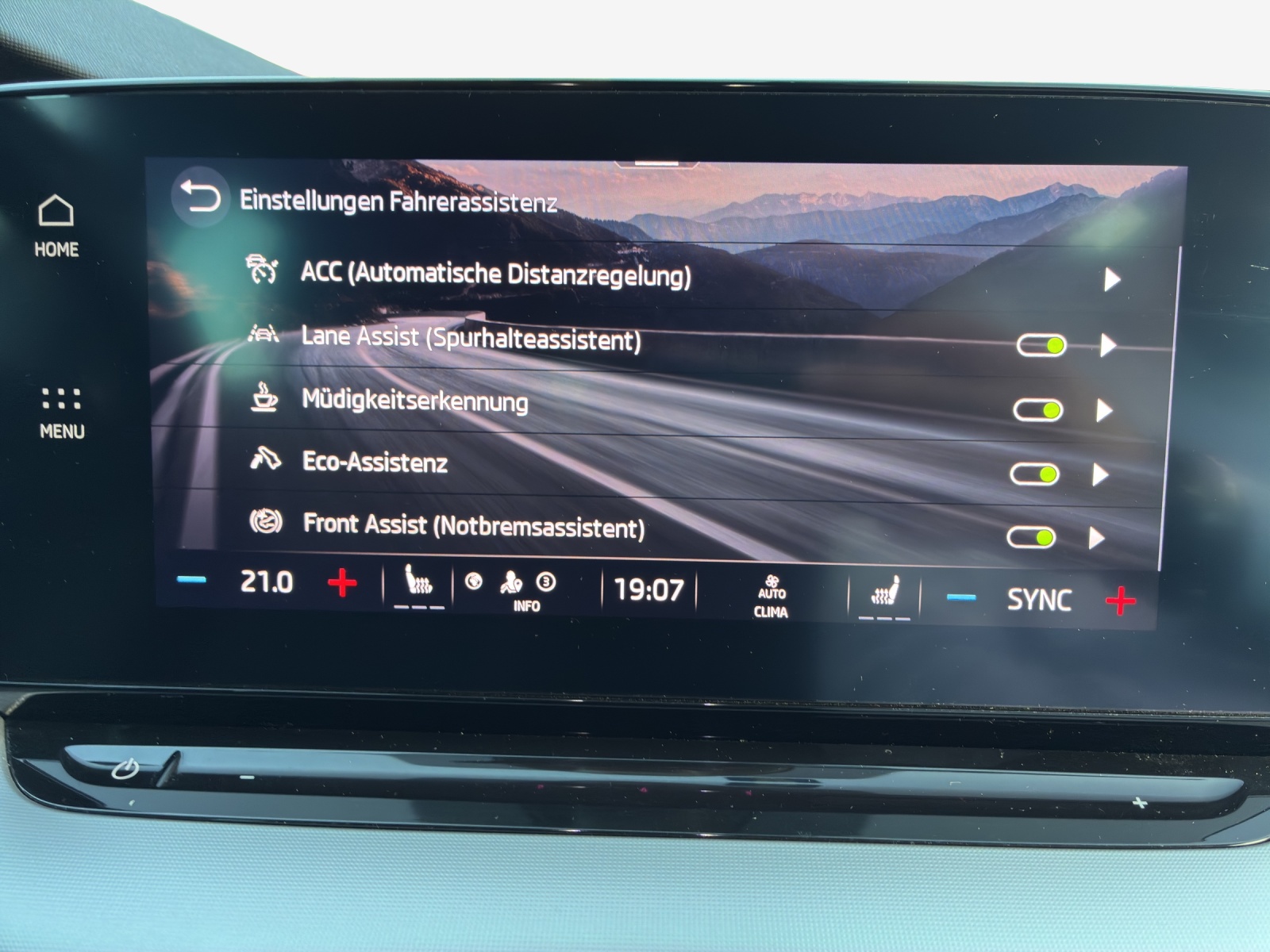 SKODA Octavia Combi 2.0 TDI DSG Ambition-image-13