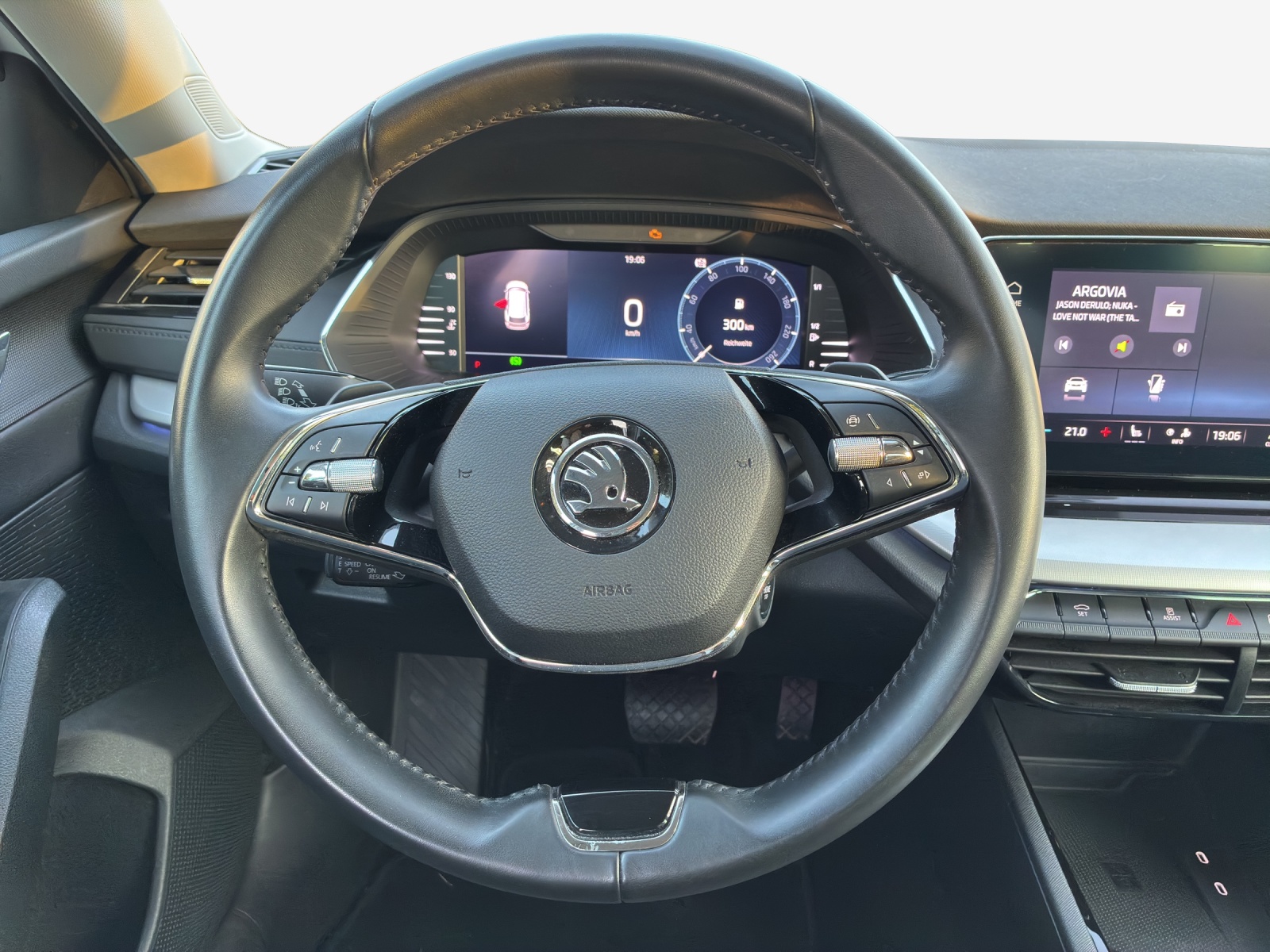 SKODA Octavia Combi 2.0 TDI DSG Ambition-image-9