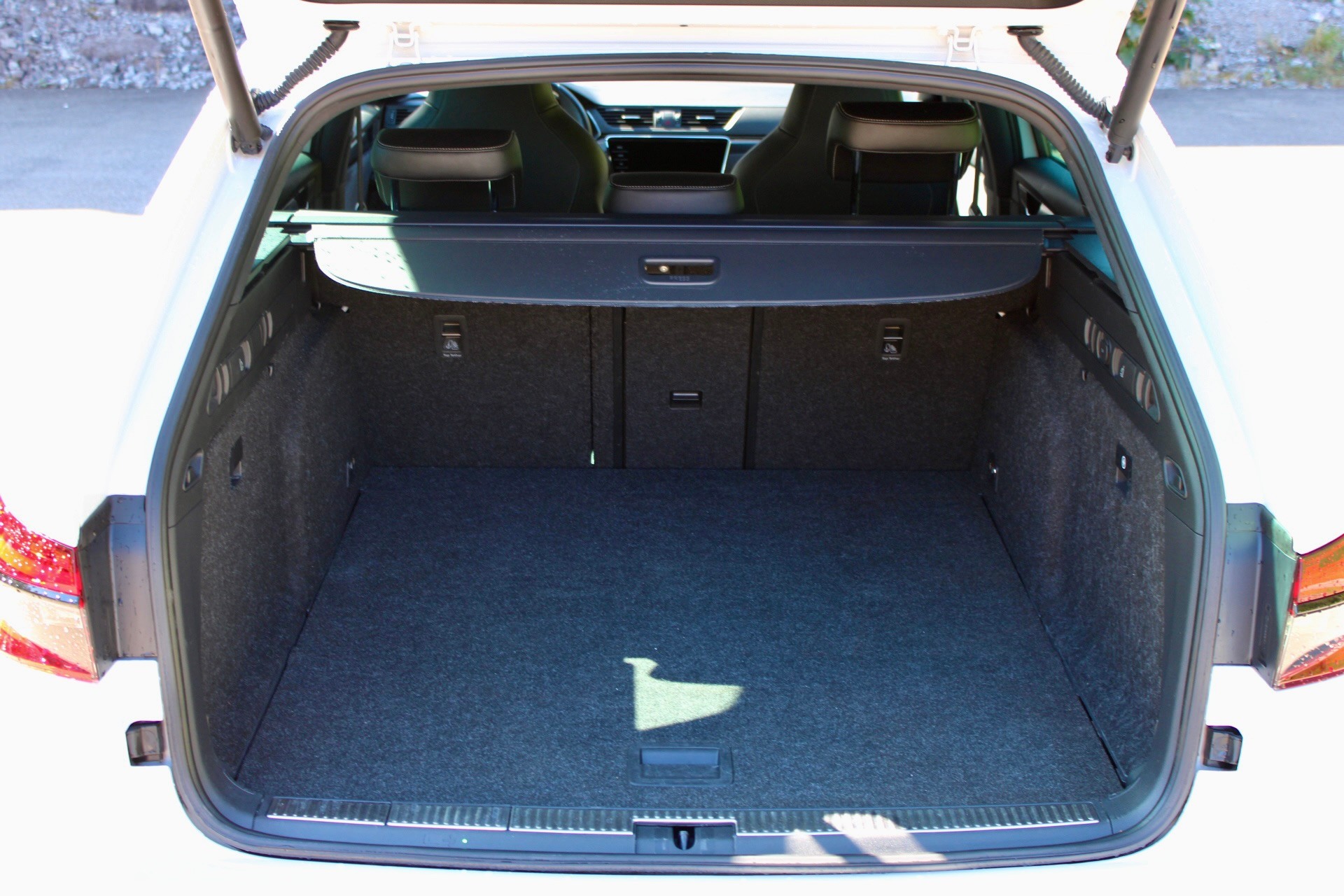 SKODA Superb Combi 2.0 TDi SportLine 4x4 DSG-image-12