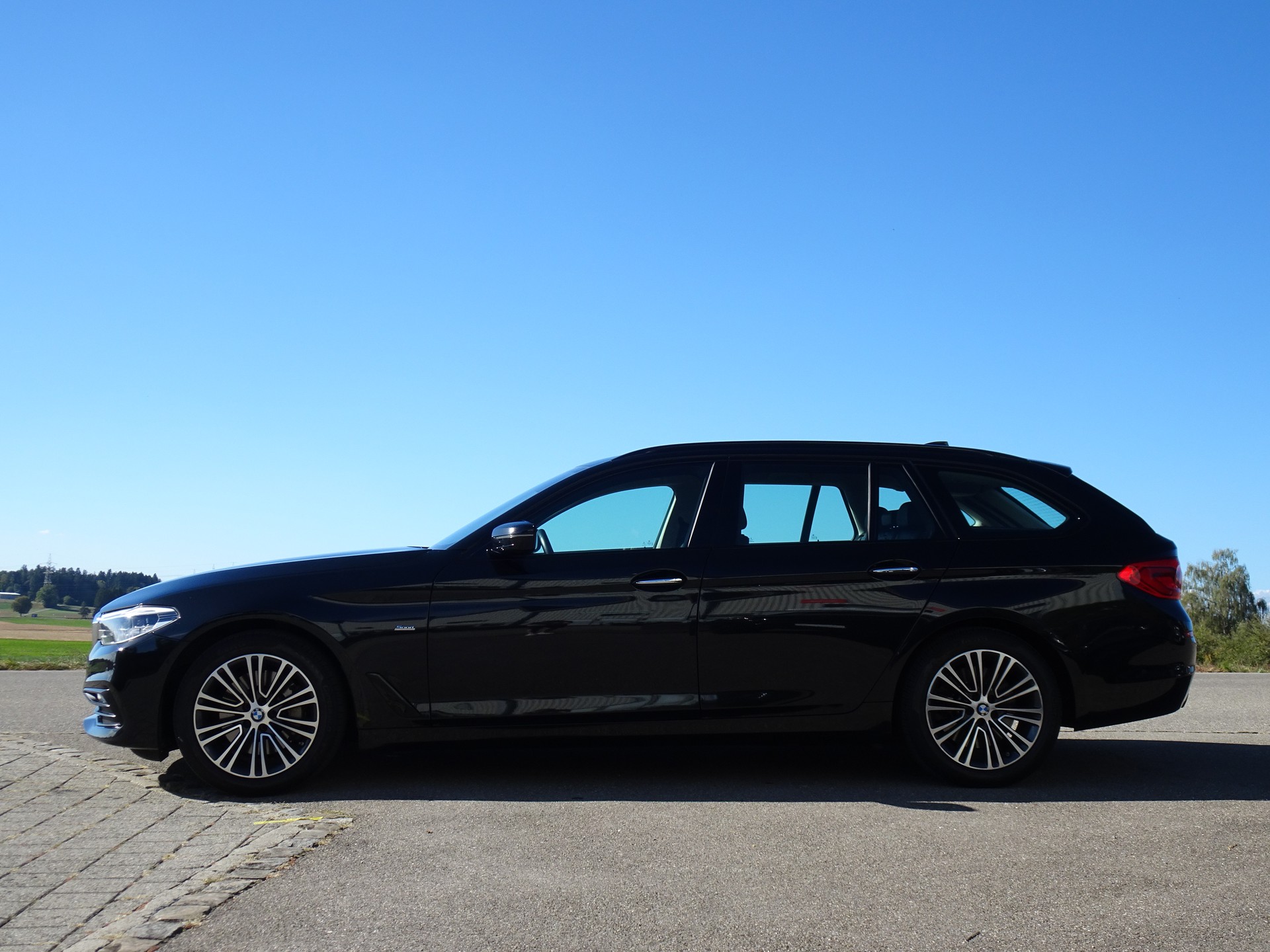 BMW 530d xDrive Touring Sport Line Steptronic-image-1