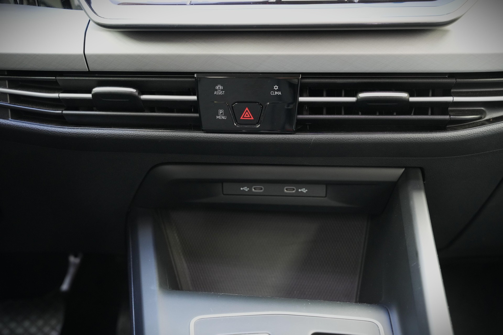 VW Golf VIII 1.5 eTSI Life DSG-image-13