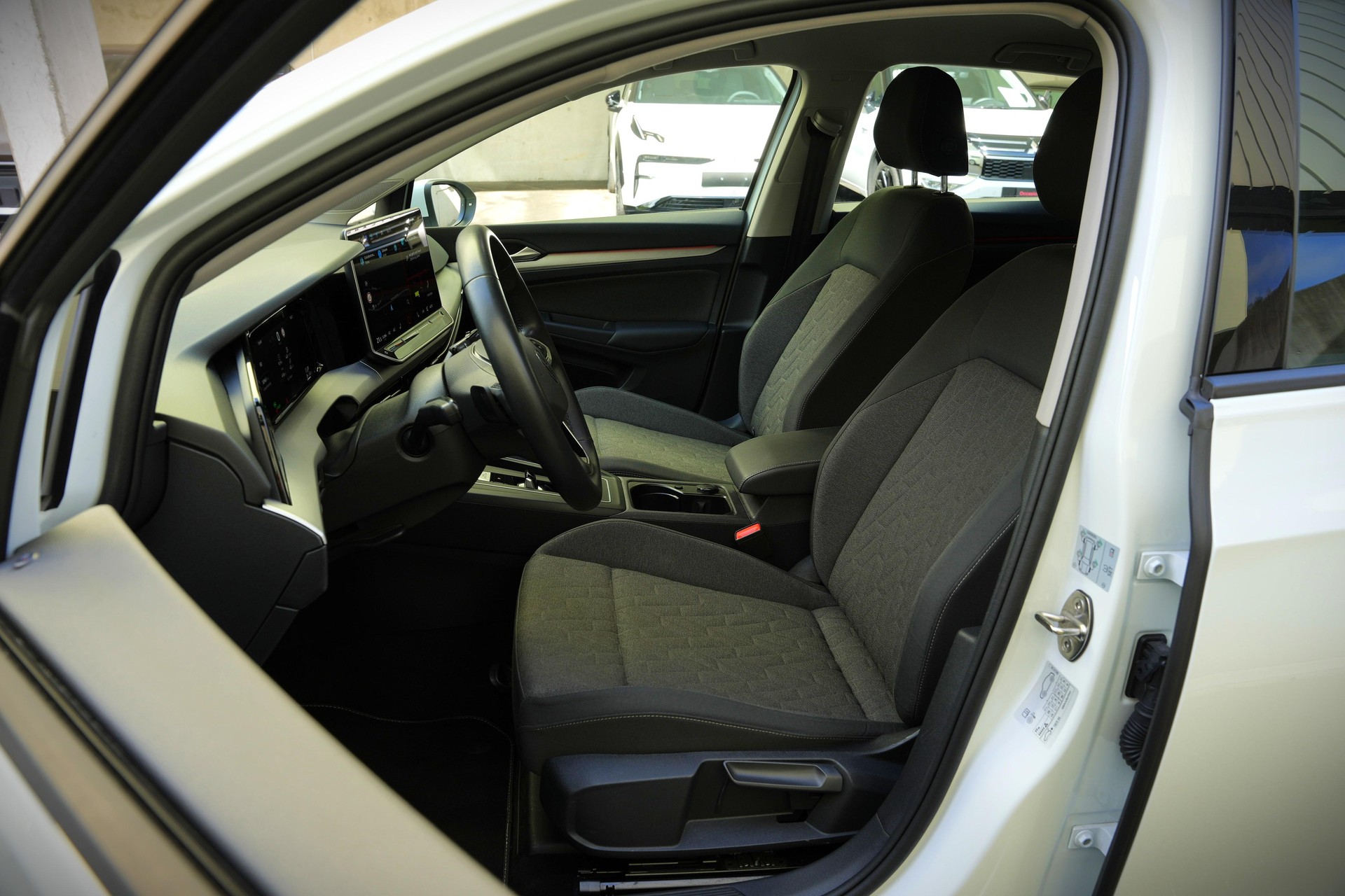 VW Golf VIII 1.5 eTSI Life DSG-image-6