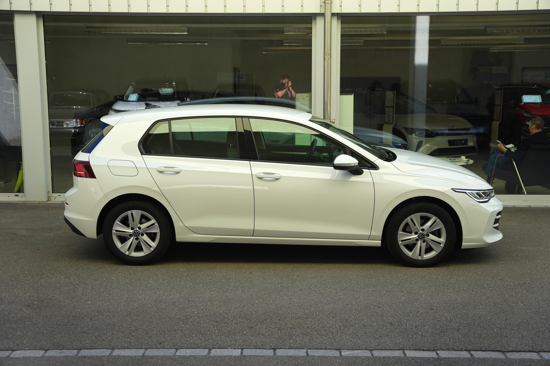 VW Golf VIII 1.5 eTSI Life DSG-image-2