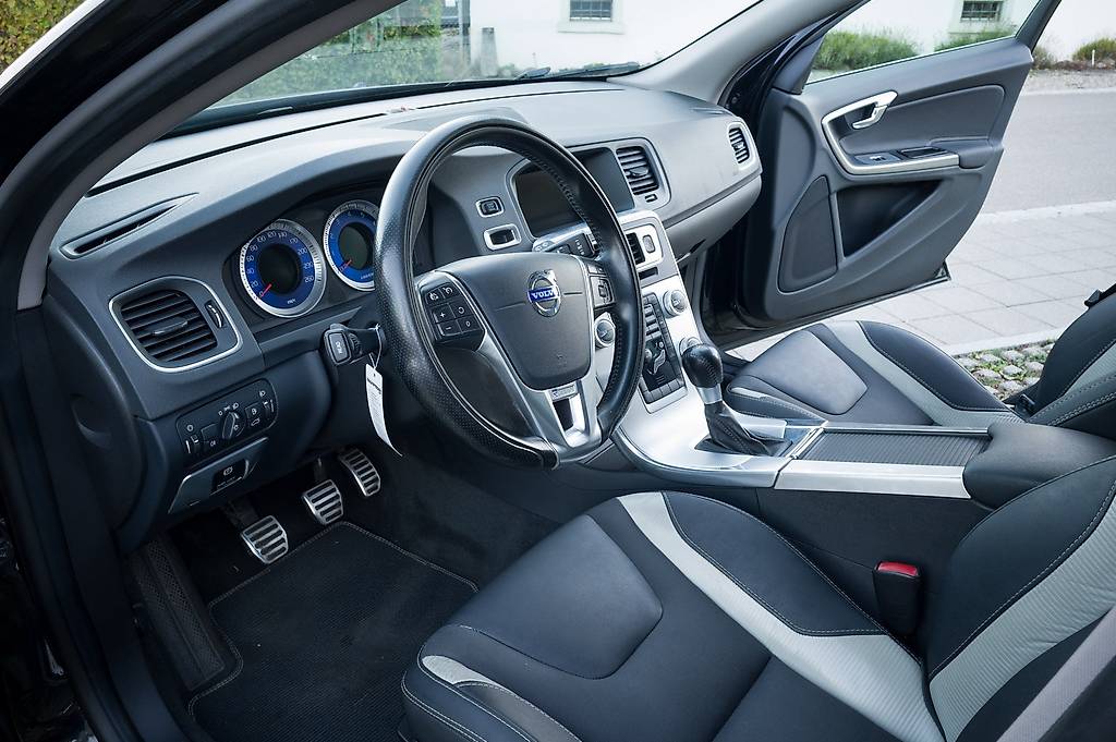 VOLVO V60 T5 R-Design-image-4
