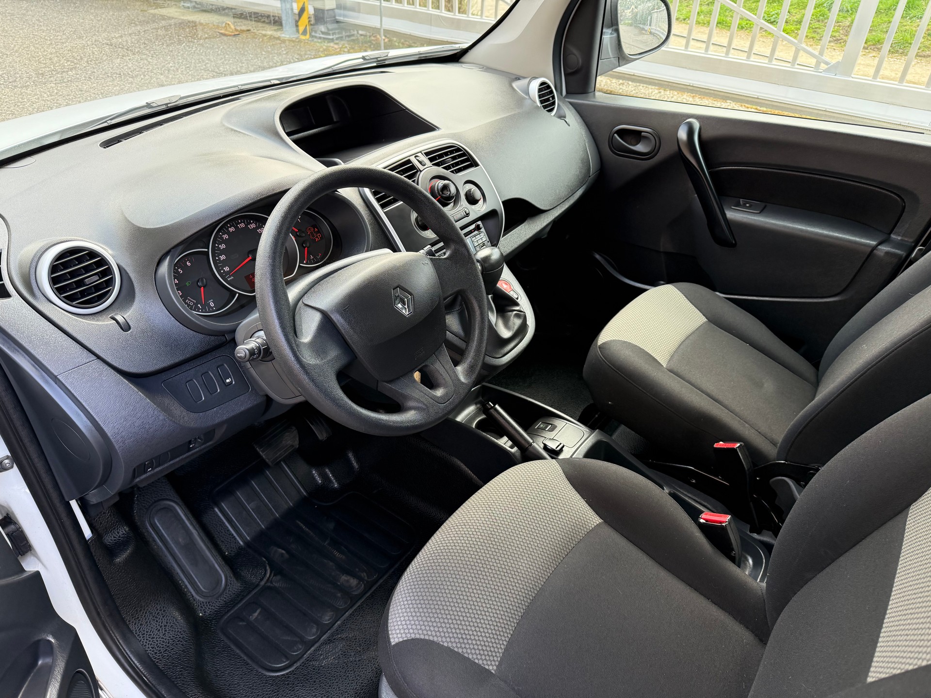 RENAULT Kangoo Medium TCe 115 Business A-image-7