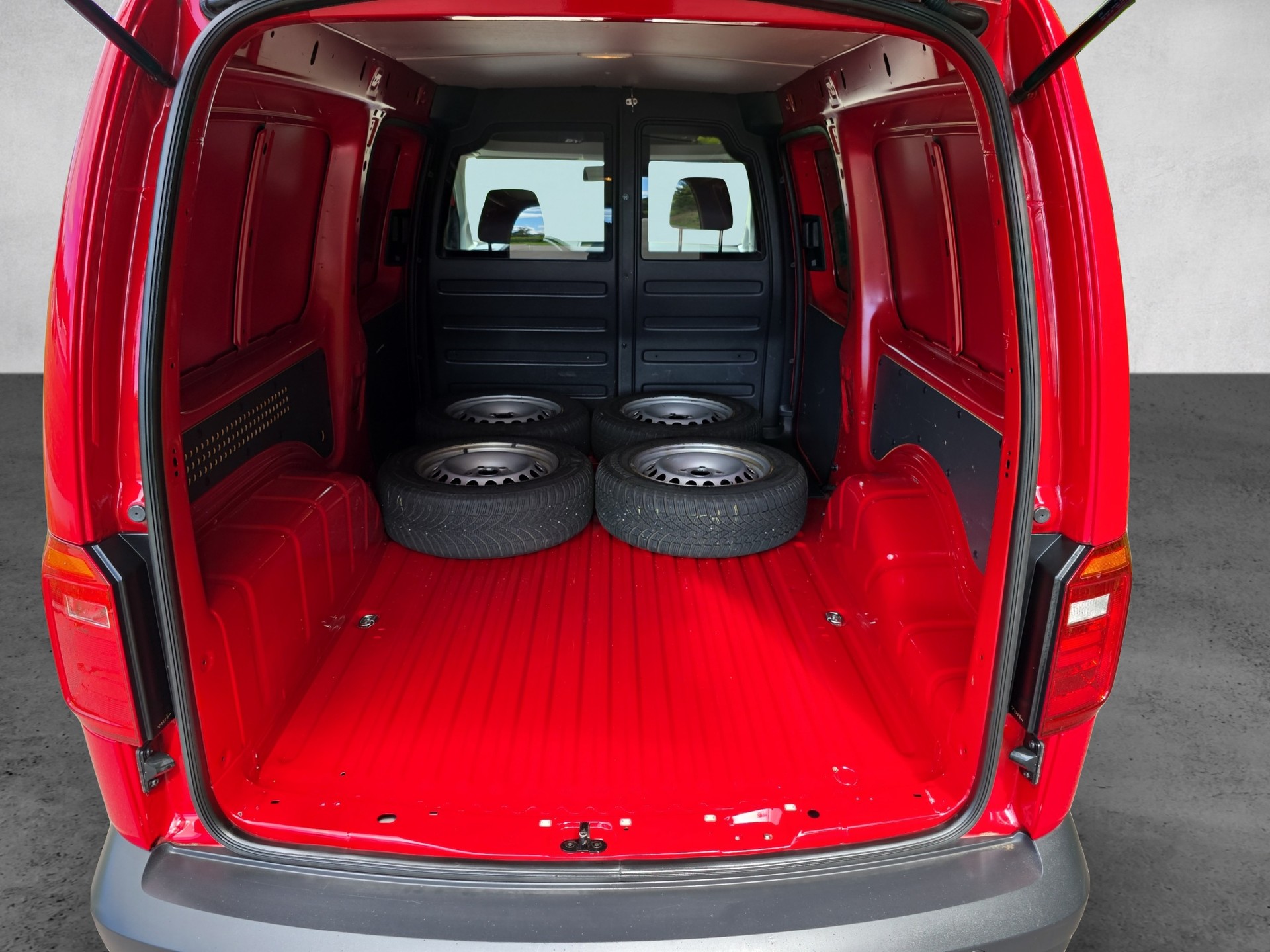 VW Caddy Maxi 2.0TDI BlueMotion Technology-image-14