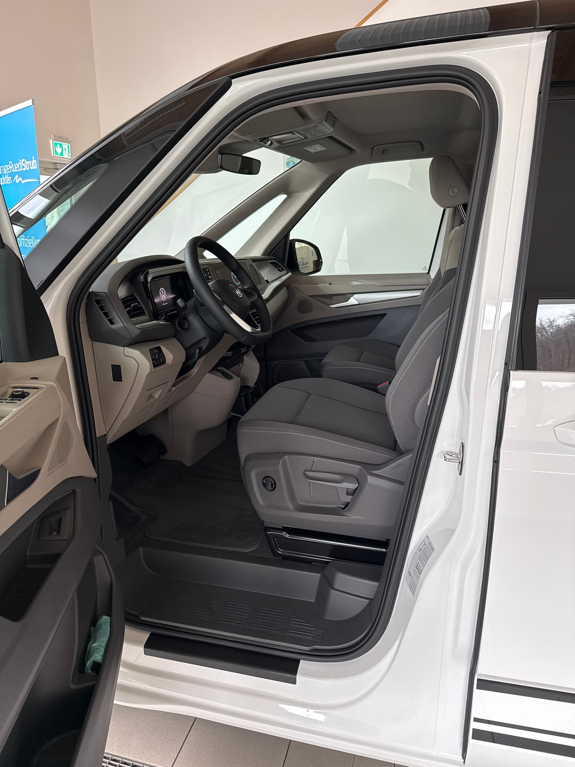 VW Multivan kurz Plug In 1.5TSI DSG 177PS Life Edition-image-3