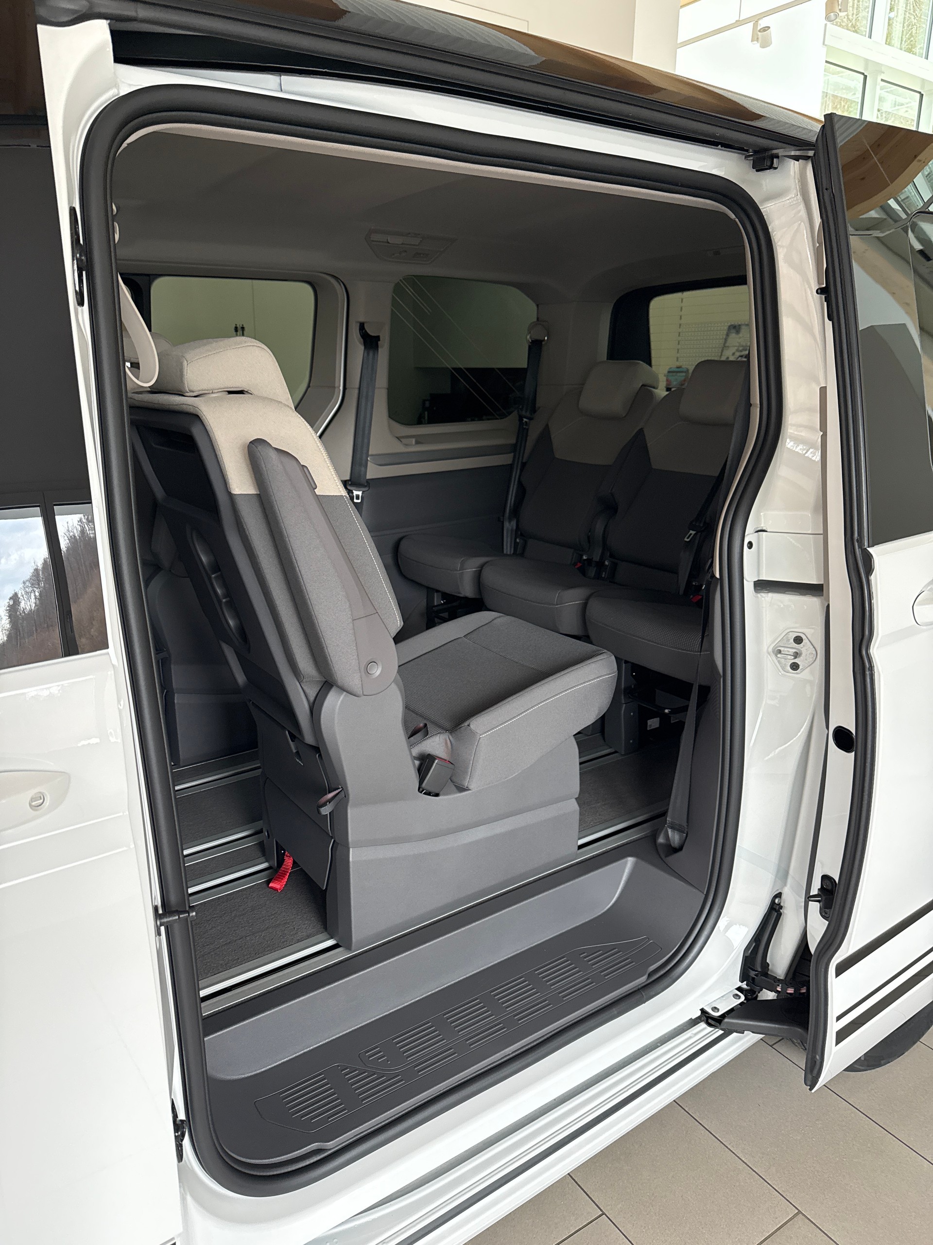 VW Multivan kurz Plug In 1.5TSI DSG 177PS Life Edition-image-4