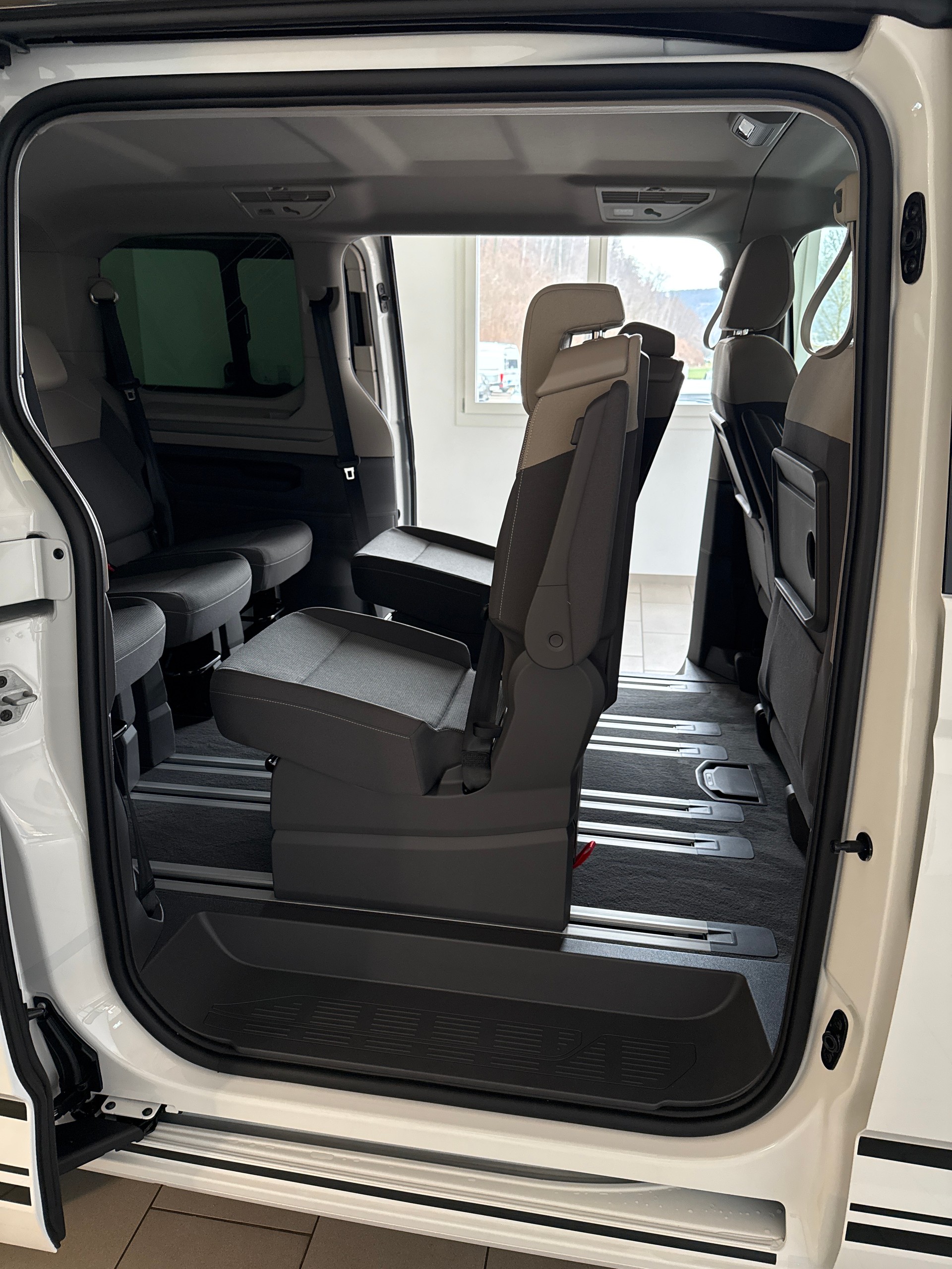 VW Multivan kurz Plug In 1.5TSI DSG 177PS Life Edition-image-5